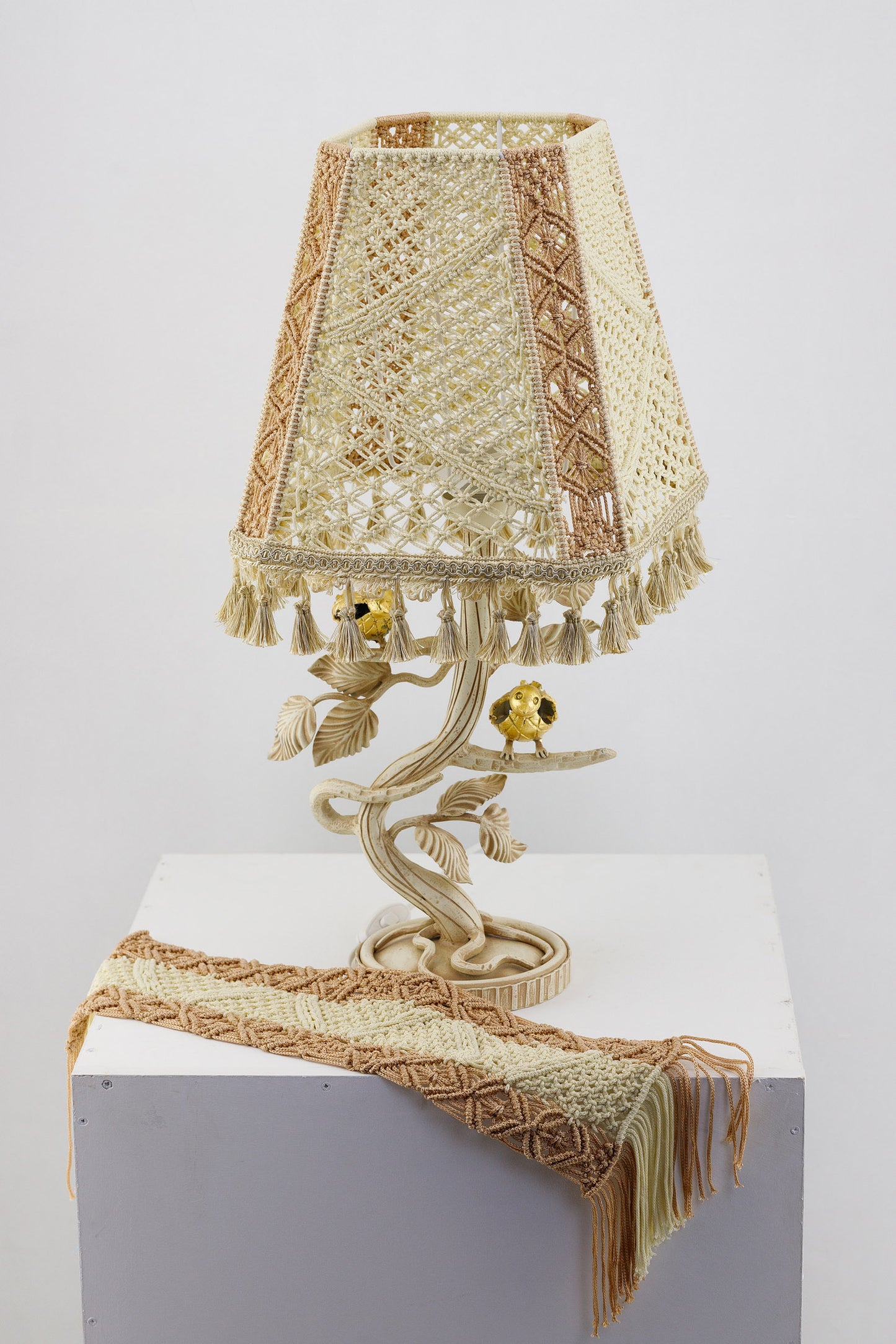 Metal table lamp. Handmade Victorian crochet table lamp. 6406