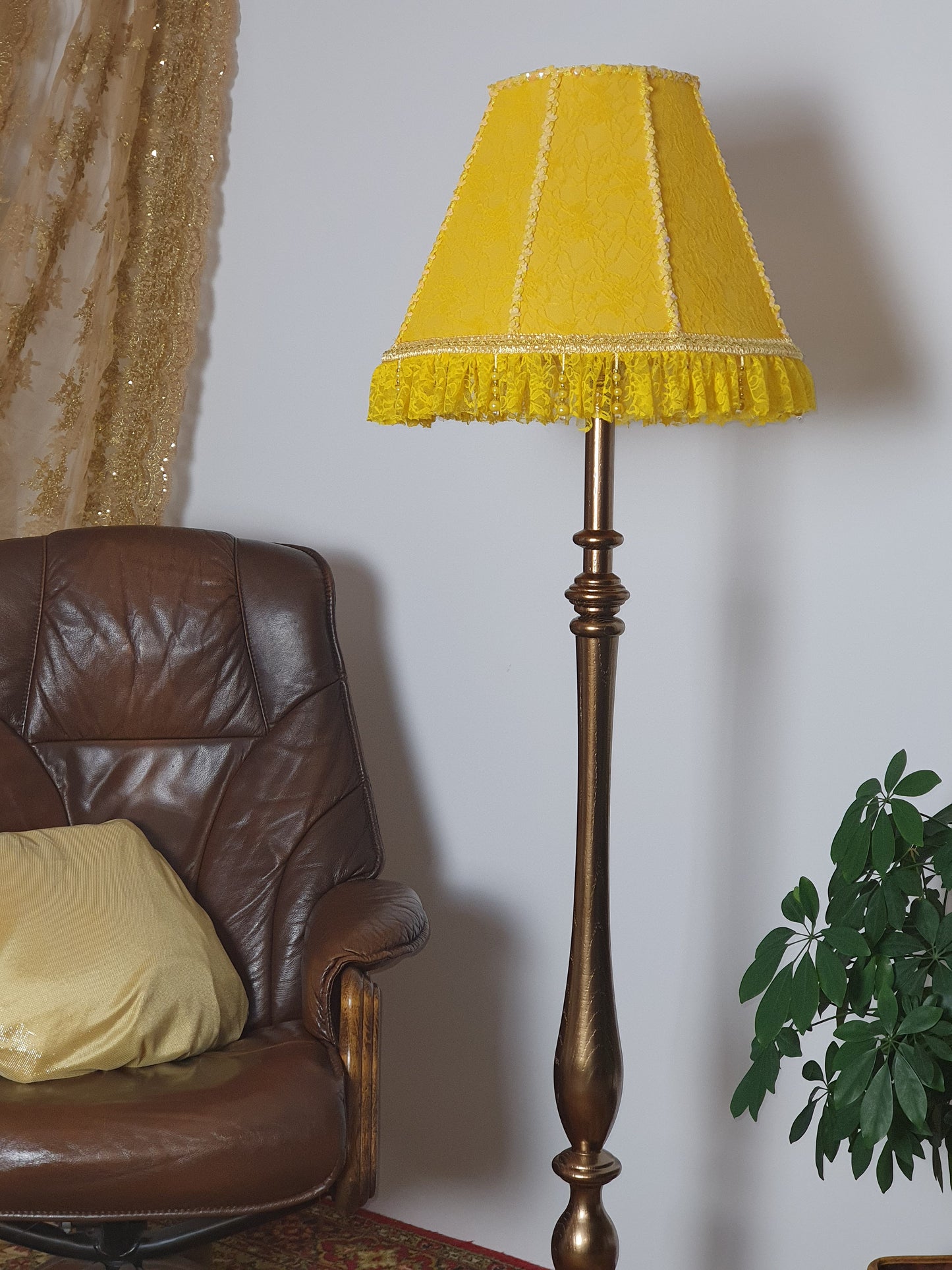 Yellow lampshade. Handmade Victorian lampshade made of silk fabric and fringe. 1114