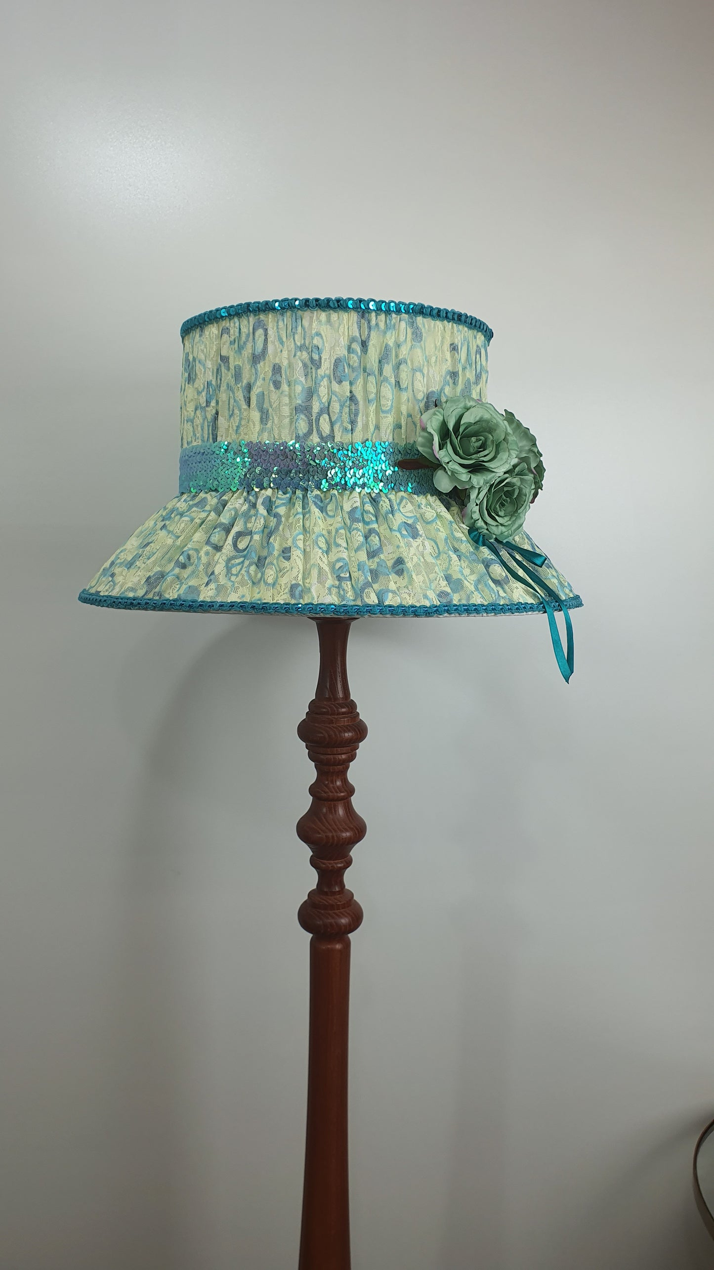 Lampshade: inspired by the English queen's hat, revealing majestic elegance. 6103