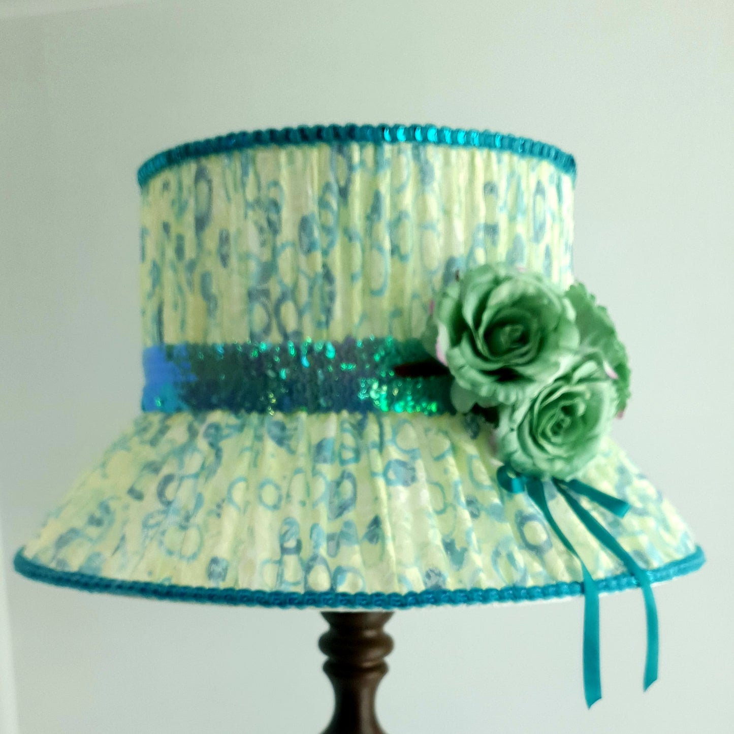 Lampshade: inspired by the English queen's hat, revealing majestic elegance. 6103