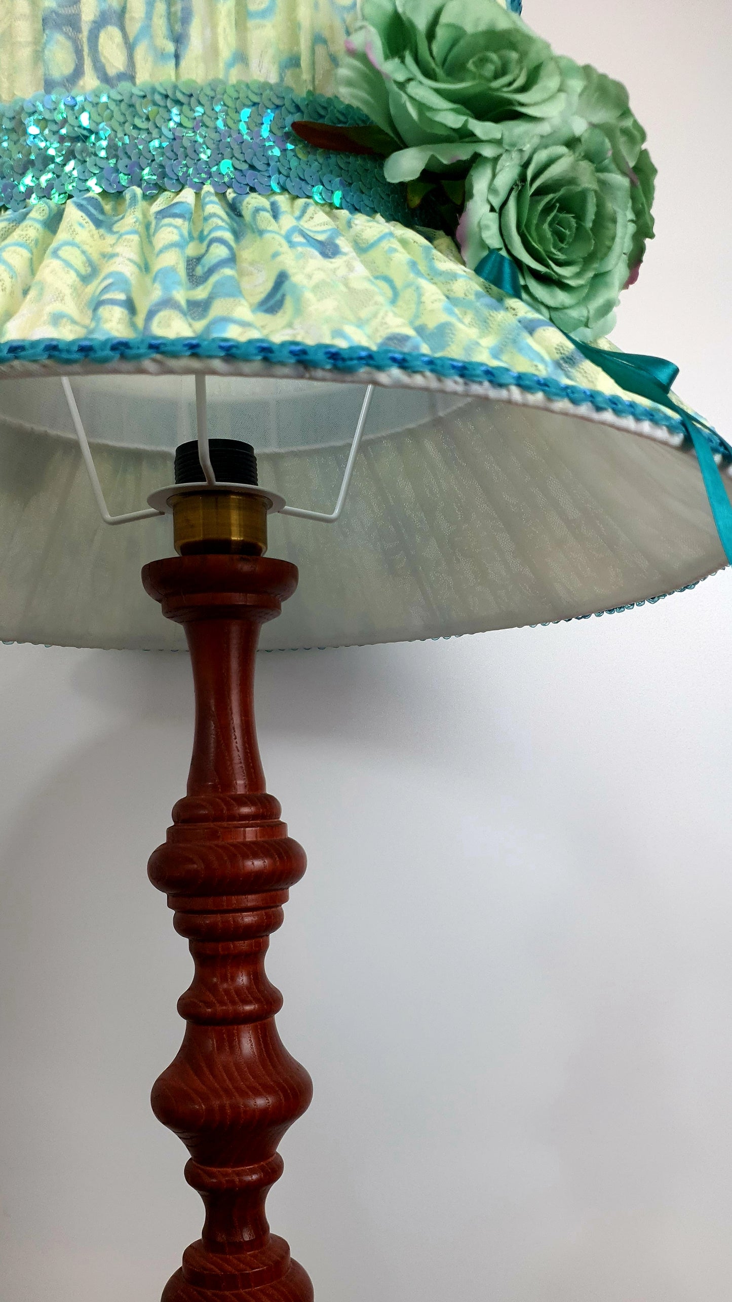 Lampshade: inspired by the English queen's hat, revealing majestic elegance. 6103