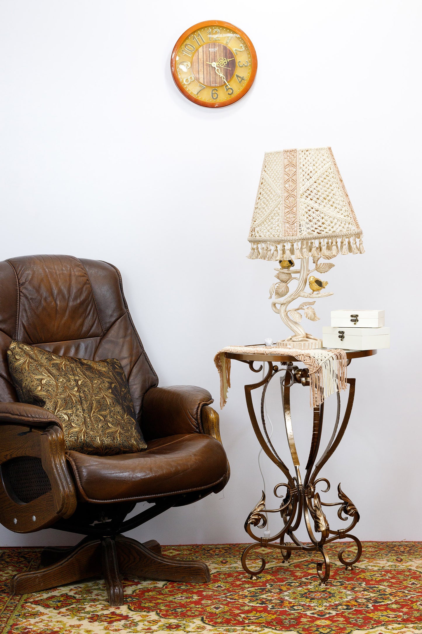 Metal table lamp. Handmade Victorian crochet table lamp. 6406