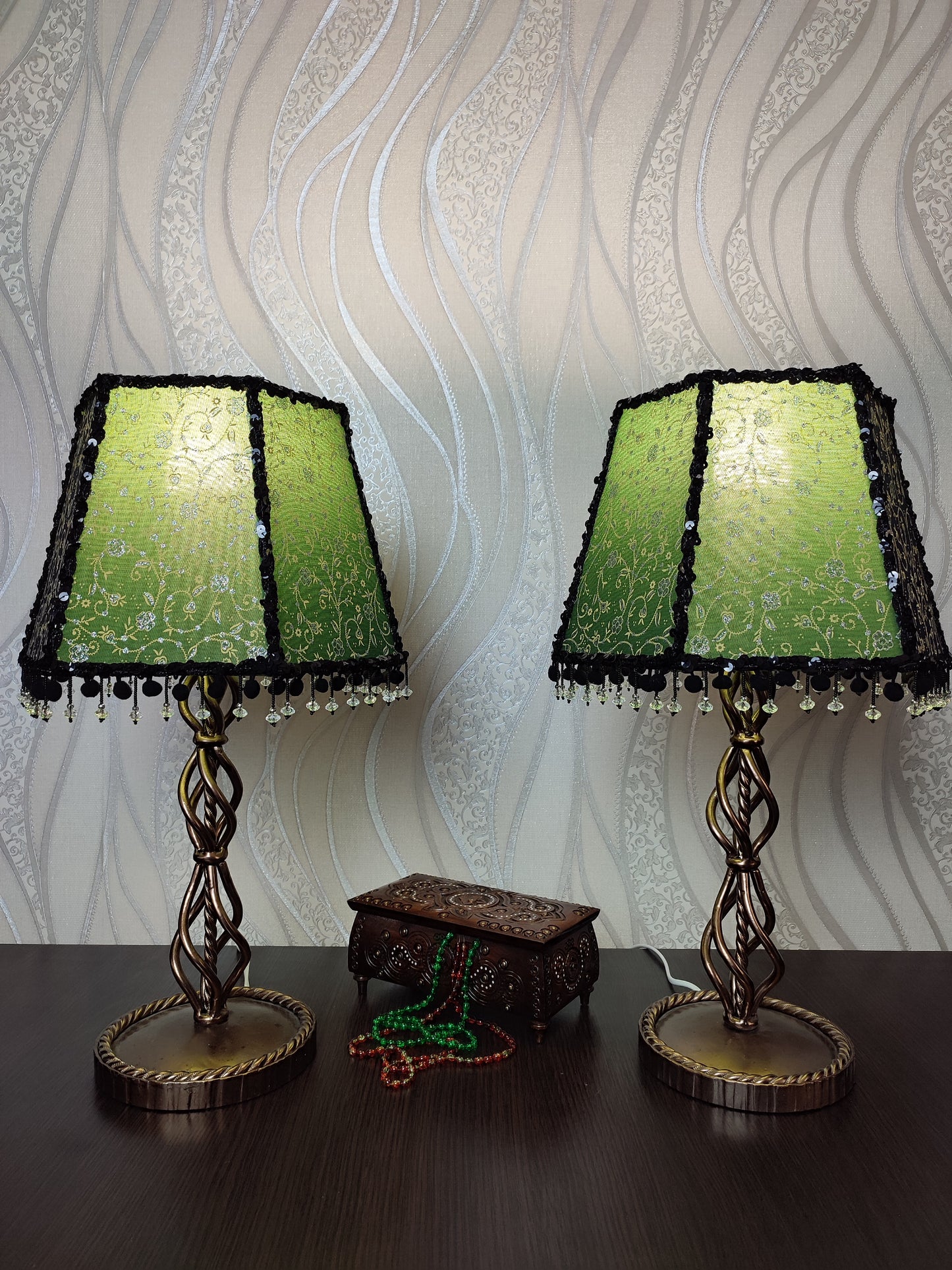 Table lamp, green floral shade, beaded decoration, bedside lamp. Forged base in bronze color. 4602