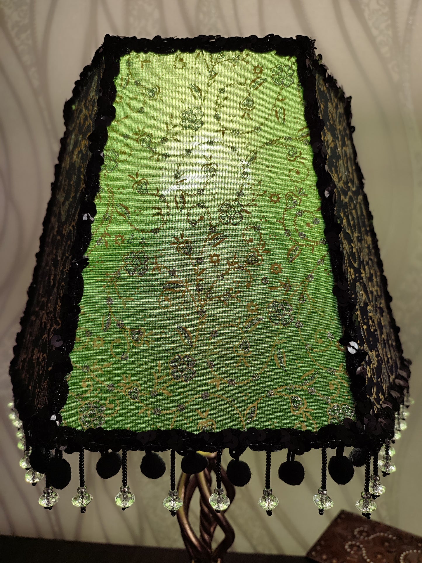 Table lamp, green floral shade, beaded decoration, bedside lamp. Forged base in bronze color. 4602