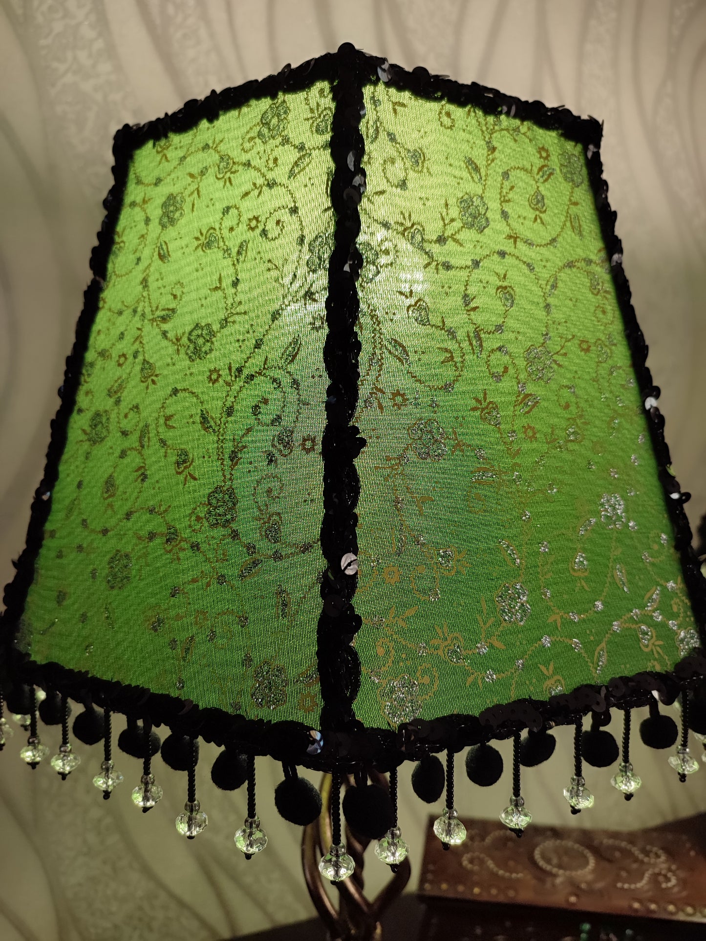 Table lamp, green floral shade, beaded decoration, bedside lamp. Forged base in bronze color. 4602