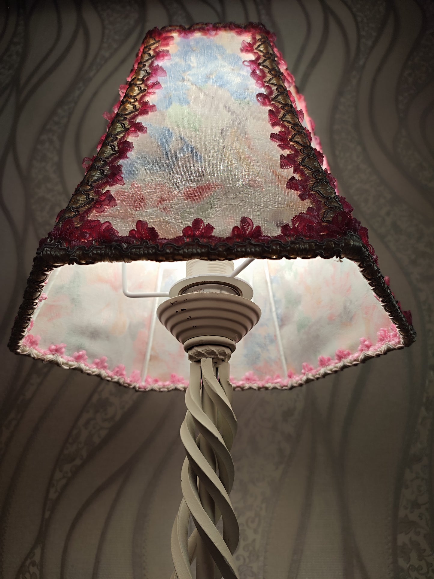 Table lamp. Pink table lamp with a wrought iron spiral base, a fabulous lamp. 7702