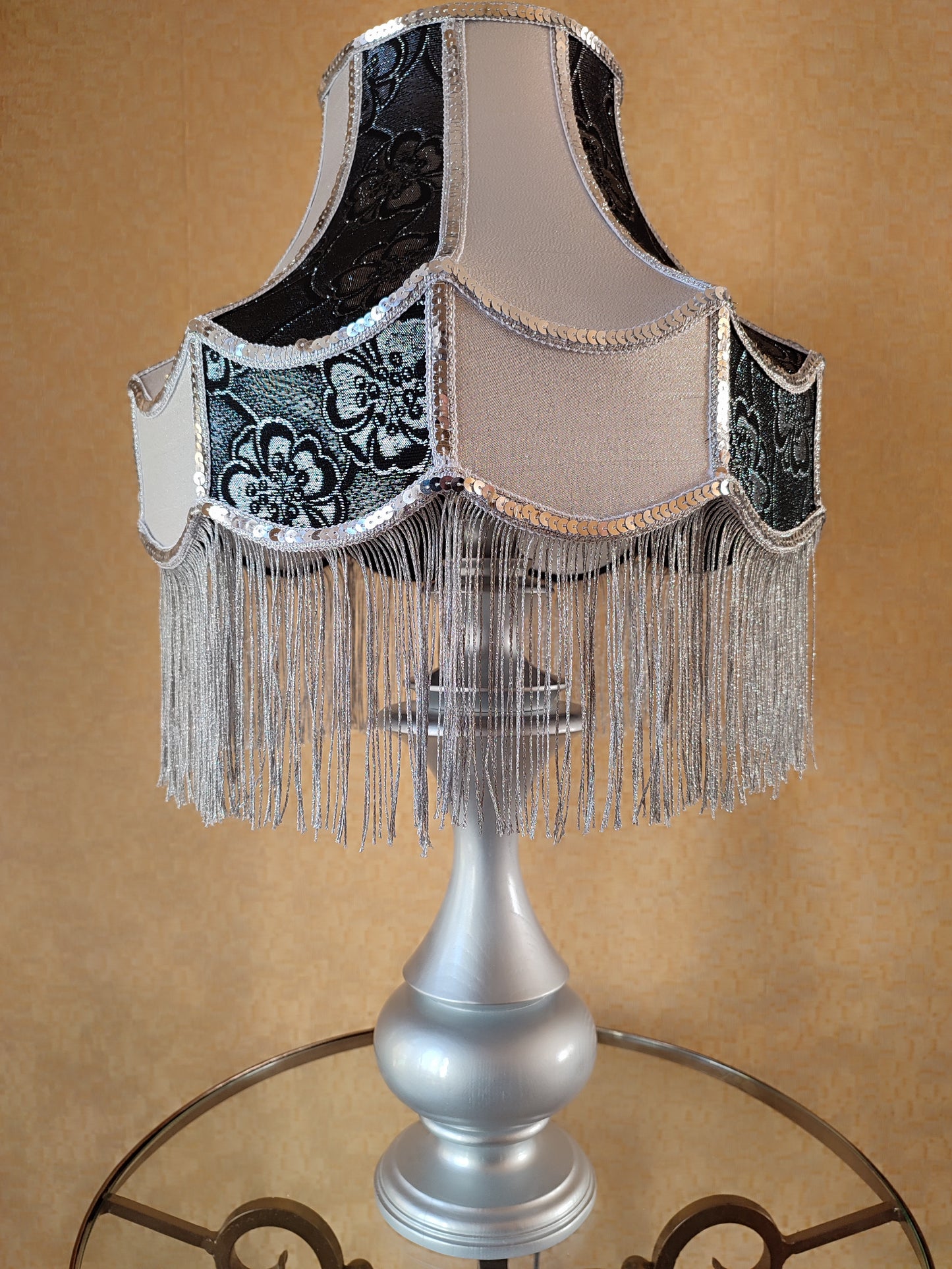 Victorian lamp. Two-tone table lamp in silver color with floral patterns and fringe. 7204