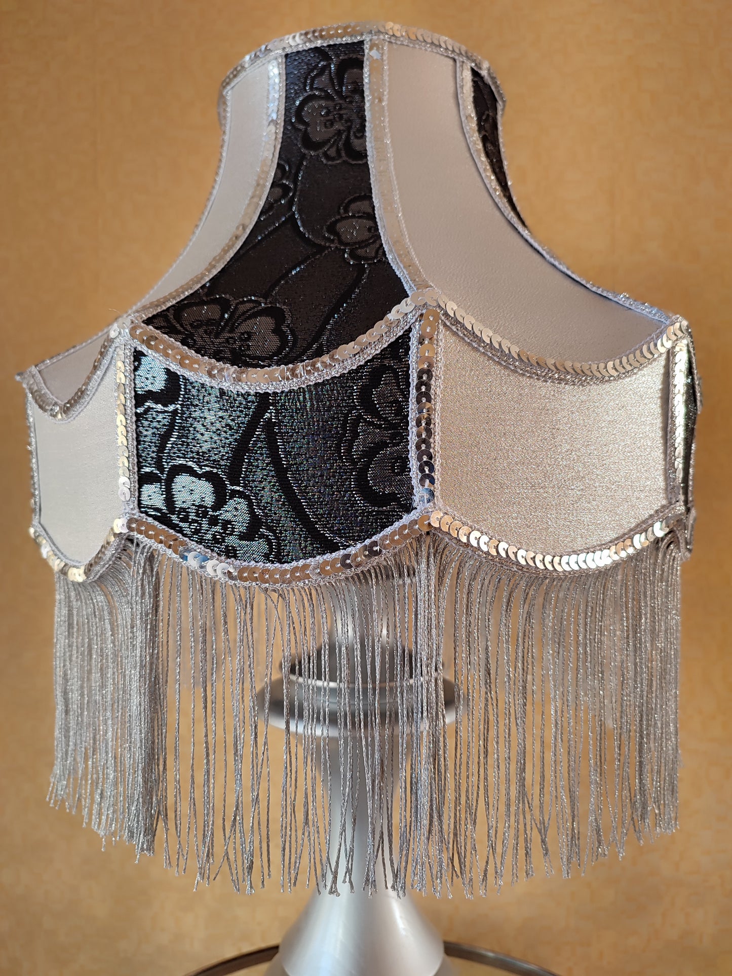 Victorian lamp. Two-tone table lamp in silver color with floral patterns and fringe. 7204