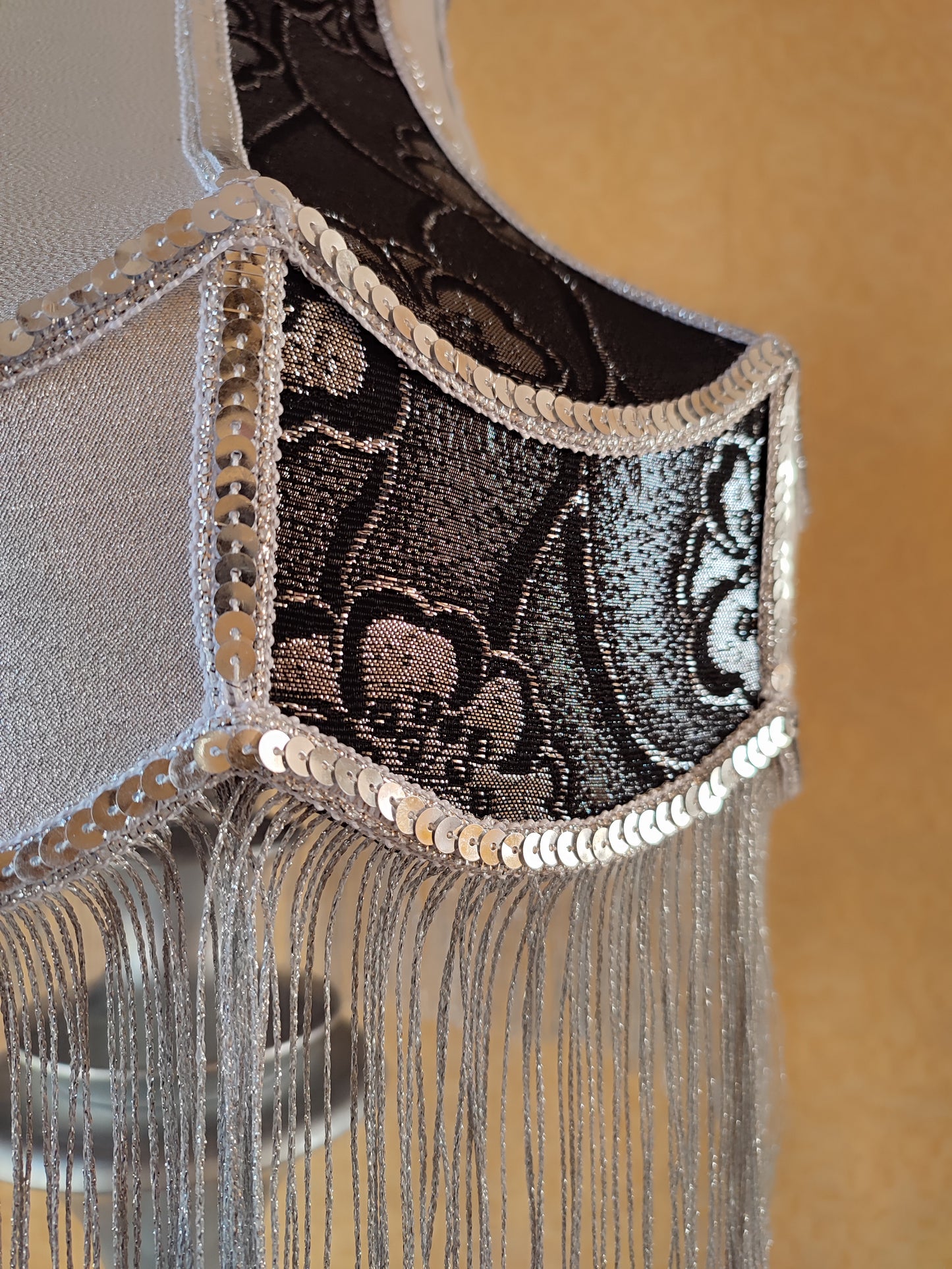 Victorian lamp. Two-tone table lamp in silver color with floral patterns and fringe. 7204