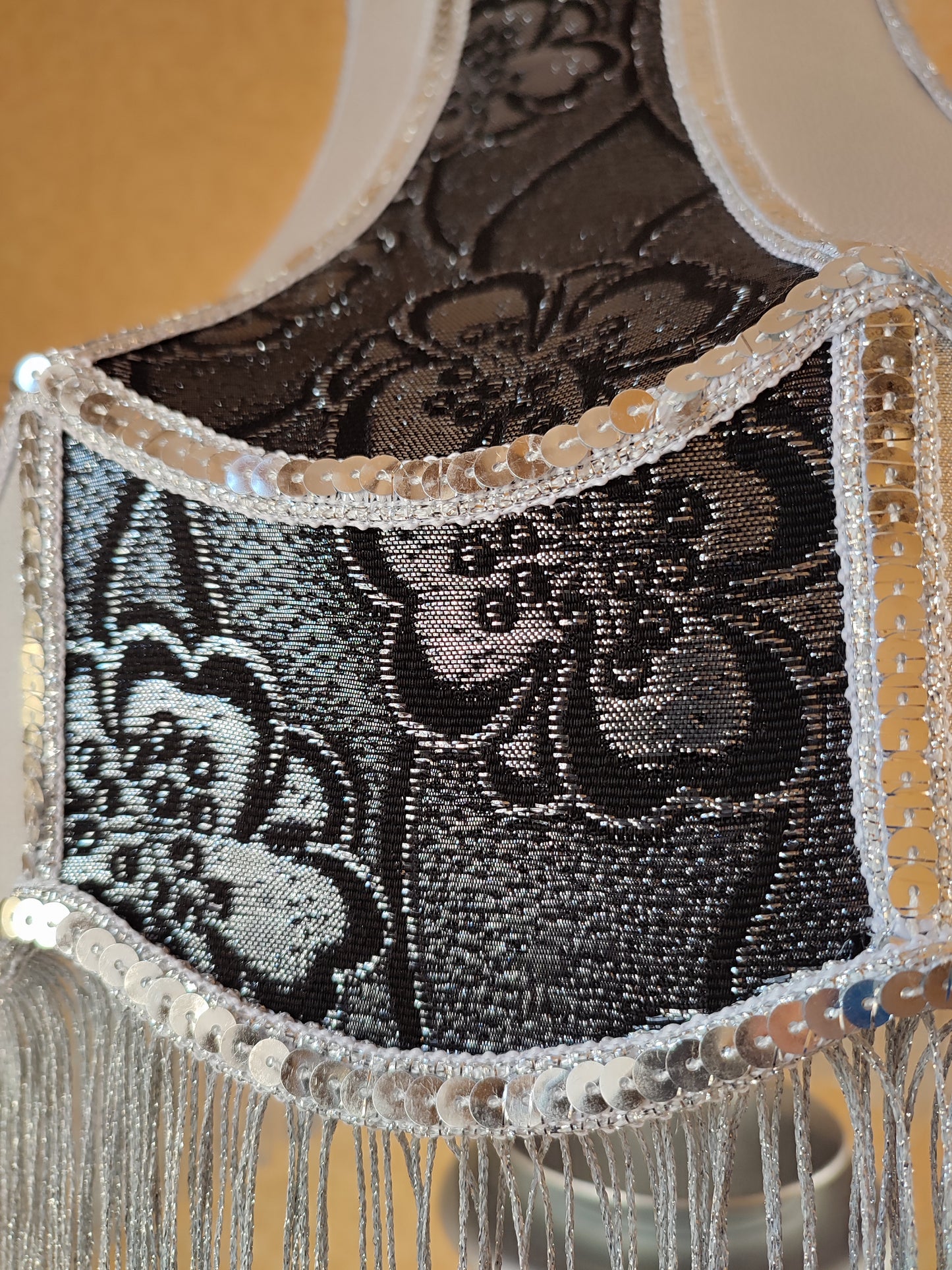 Victorian lamp. Two-tone table lamp in silver color with floral patterns and fringe. 7204
