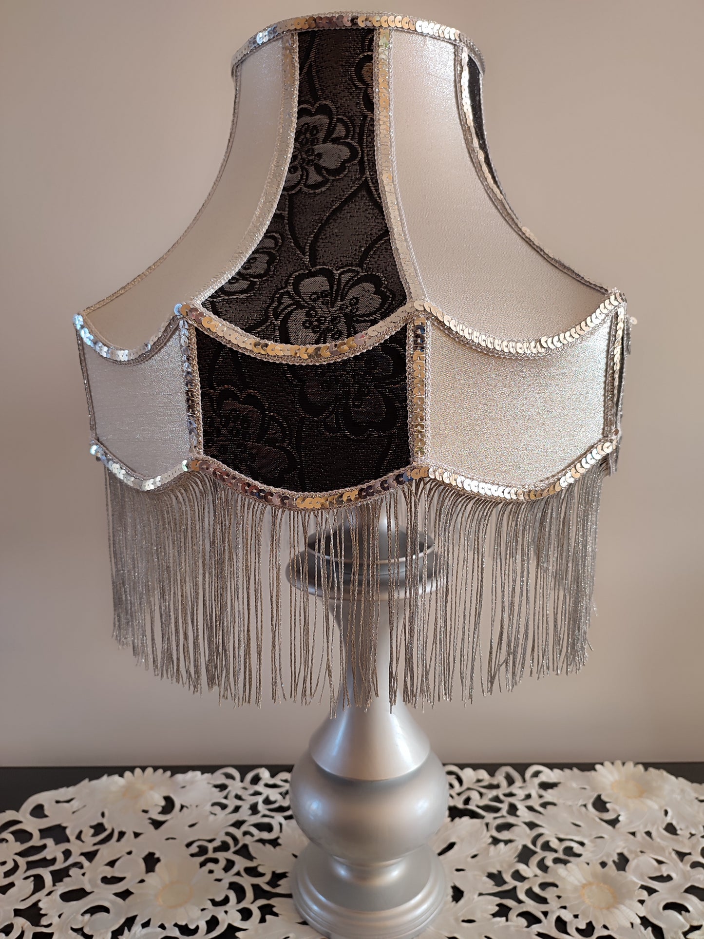 Victorian lamp. Two-tone table lamp in silver color with floral patterns and fringe. 7204