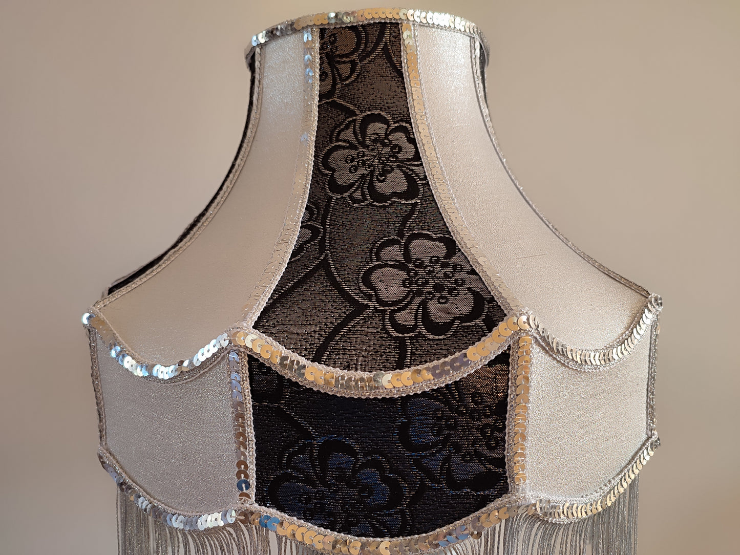 Victorian lamp. Two-tone table lamp in silver color with floral patterns and fringe. 7204
