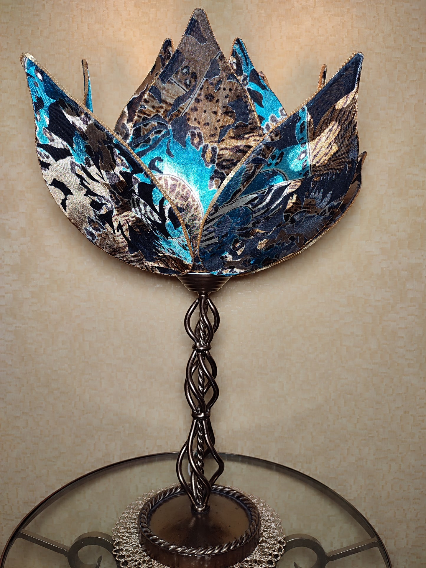 Table lamp, flower lamp, with sparkling blue and velvet petals of an earthy hue. 7801