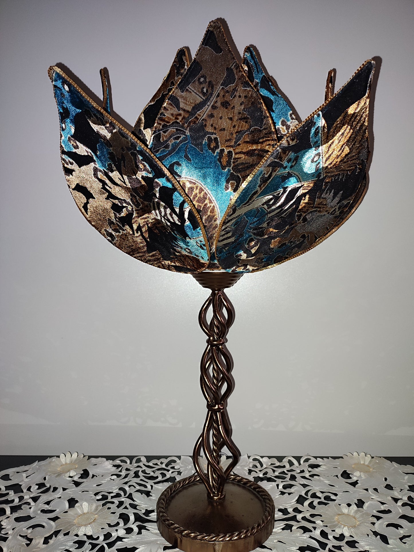 Table lamp, flower lamp, with sparkling blue and velvet petals of an earthy hue. 7801