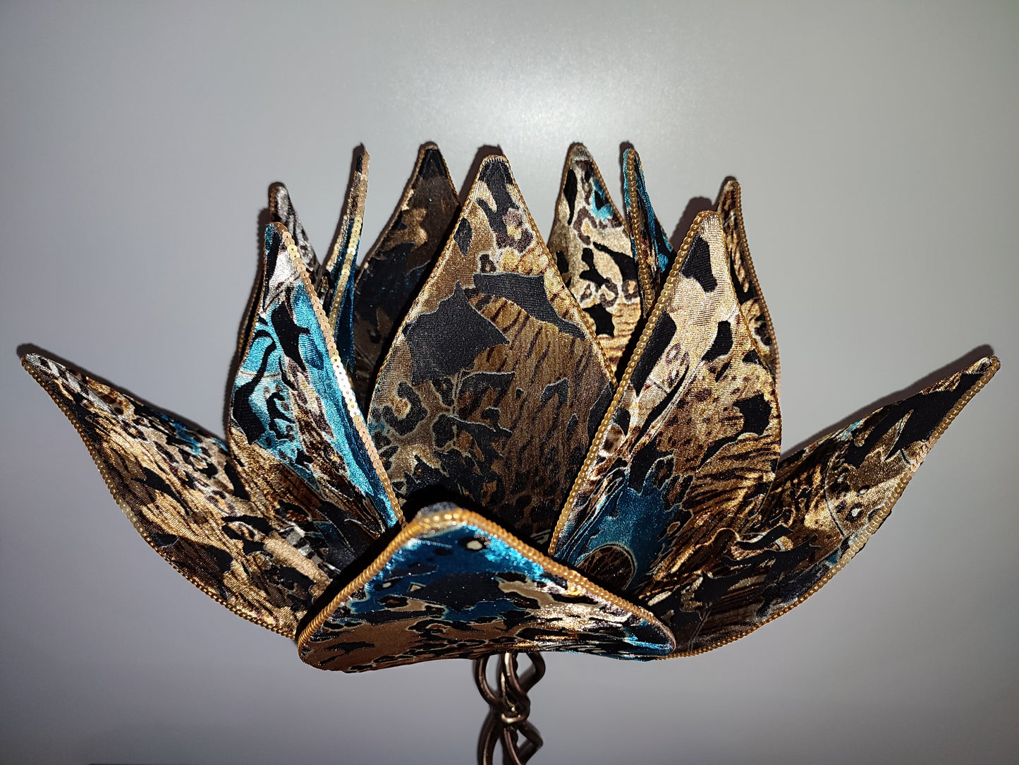 Table lamp, flower lamp, with sparkling blue and velvet petals of an earthy hue. 7801