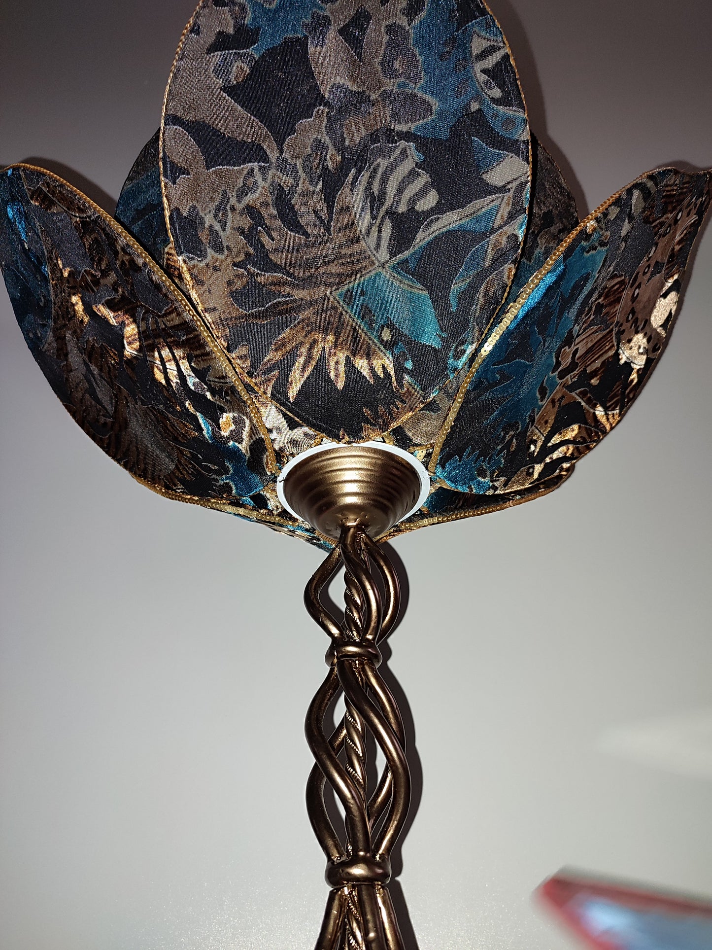 Table lamp, flower lamp, with sparkling blue and velvet petals of an earthy hue. 7801