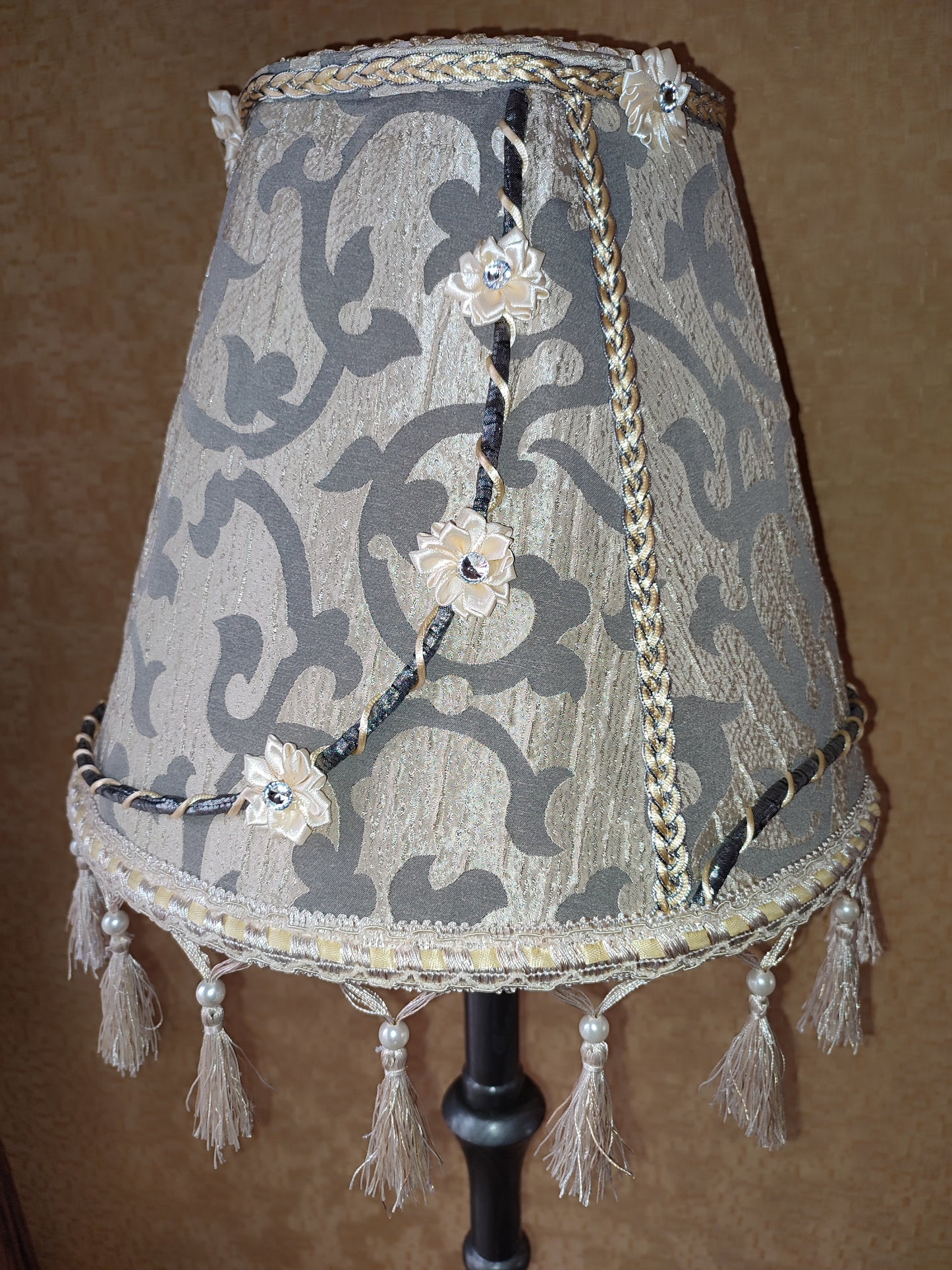 Floor lamp with an exquisite Victorian shade decorated with elegant tassels. 0206