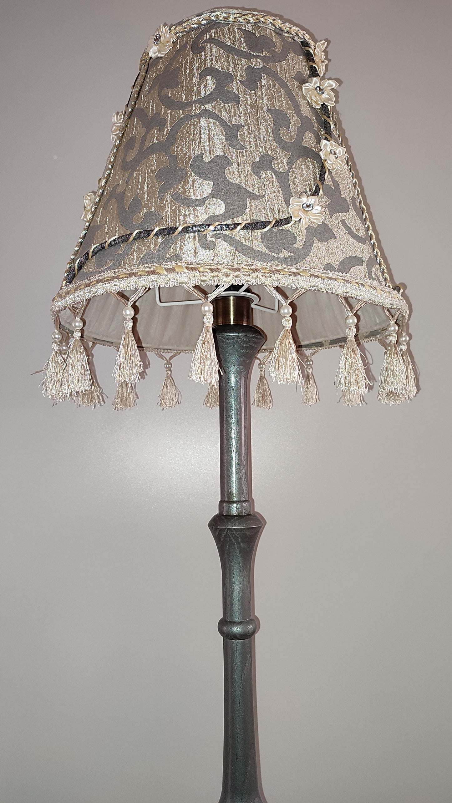 Floor lamp with an exquisite Victorian shade decorated with elegant tassels. 0206