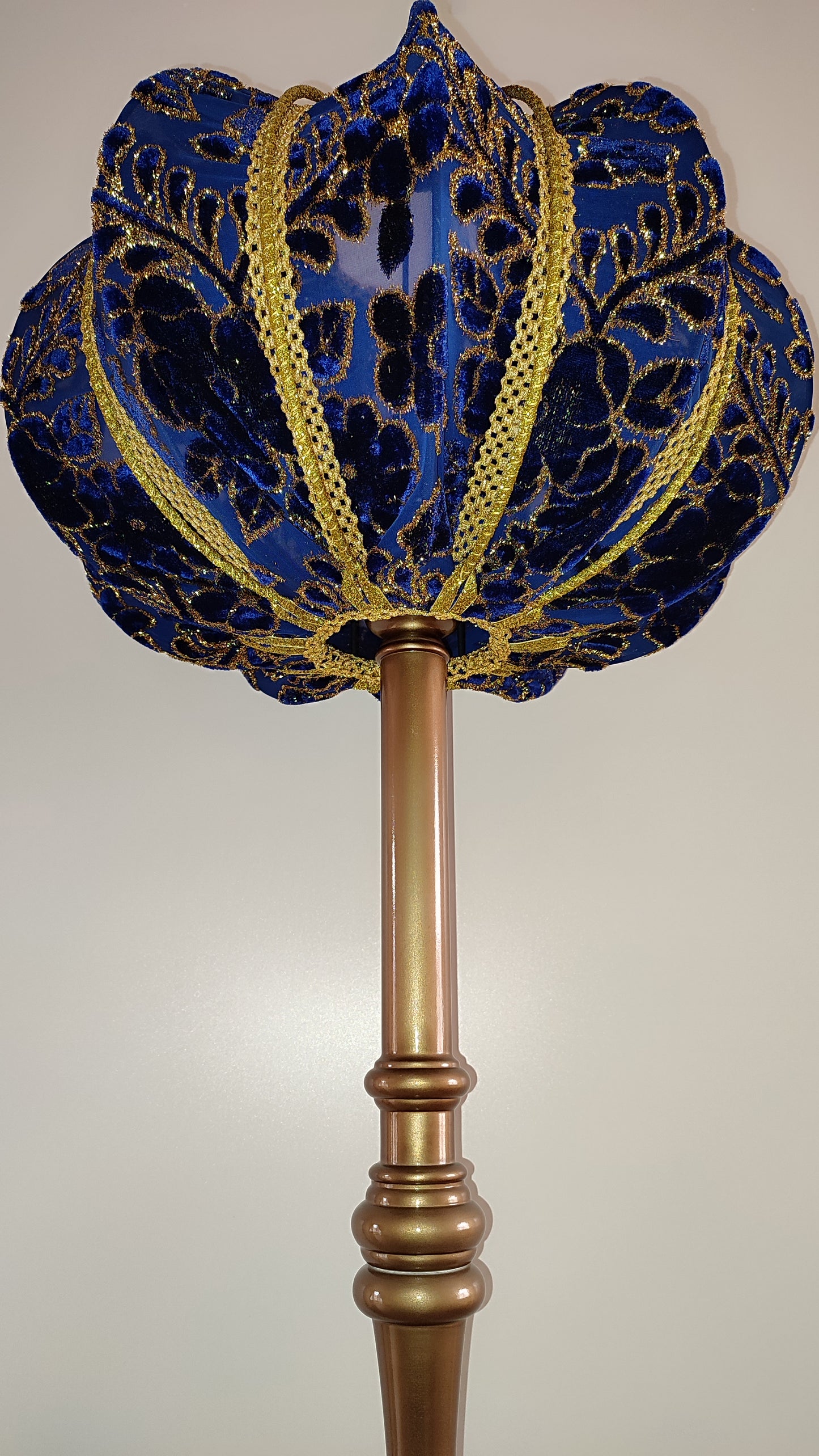 Floor lamp in blue and gold: Intricate velvet pattern, elegant bronze leg. 3203
