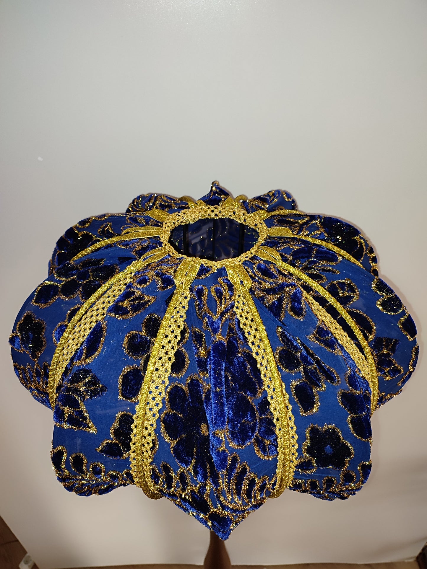 Floor lamp in blue and gold: Intricate velvet pattern, elegant bronze leg. 3203