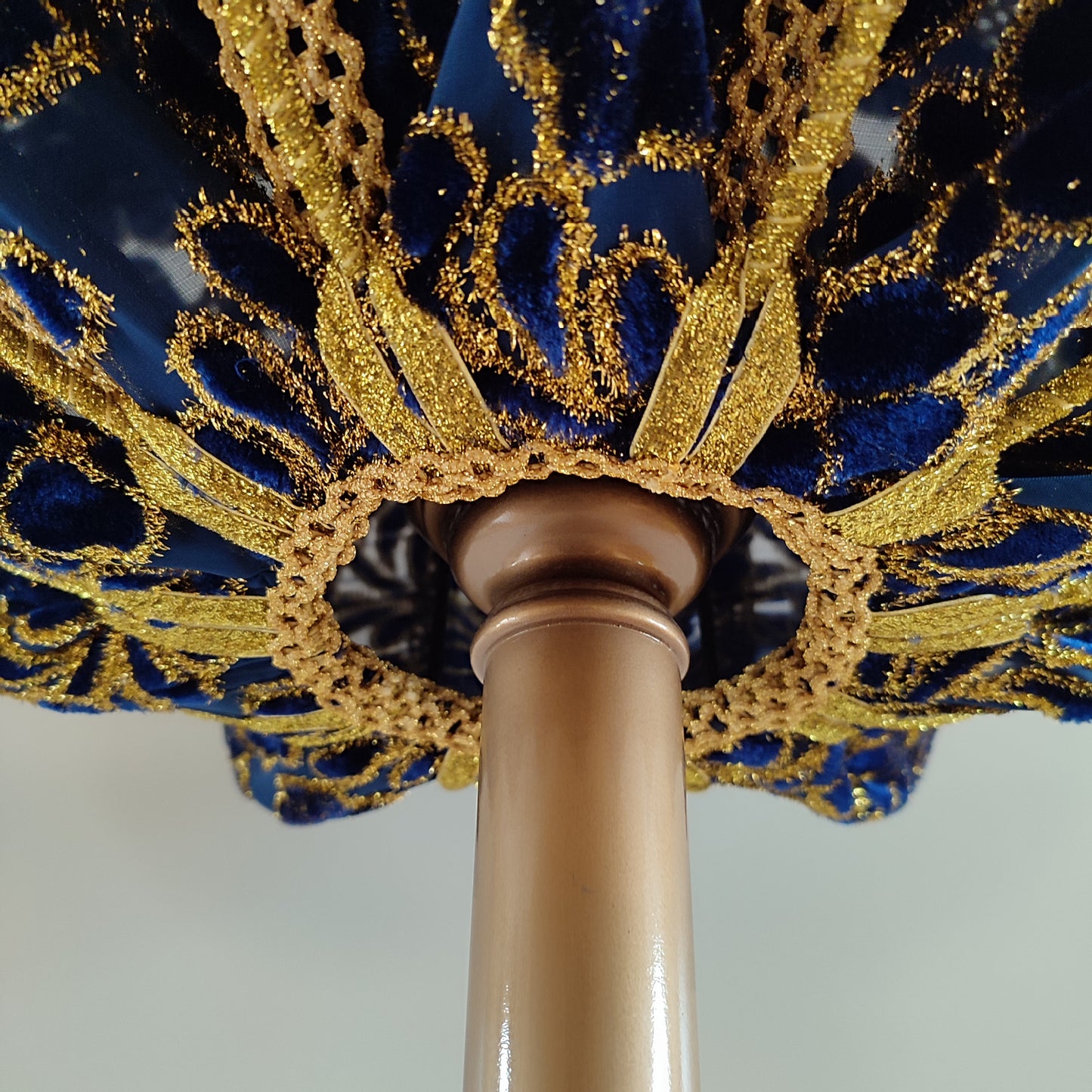 Floor lamp in blue and gold: Intricate velvet pattern, elegant bronze leg. 3203