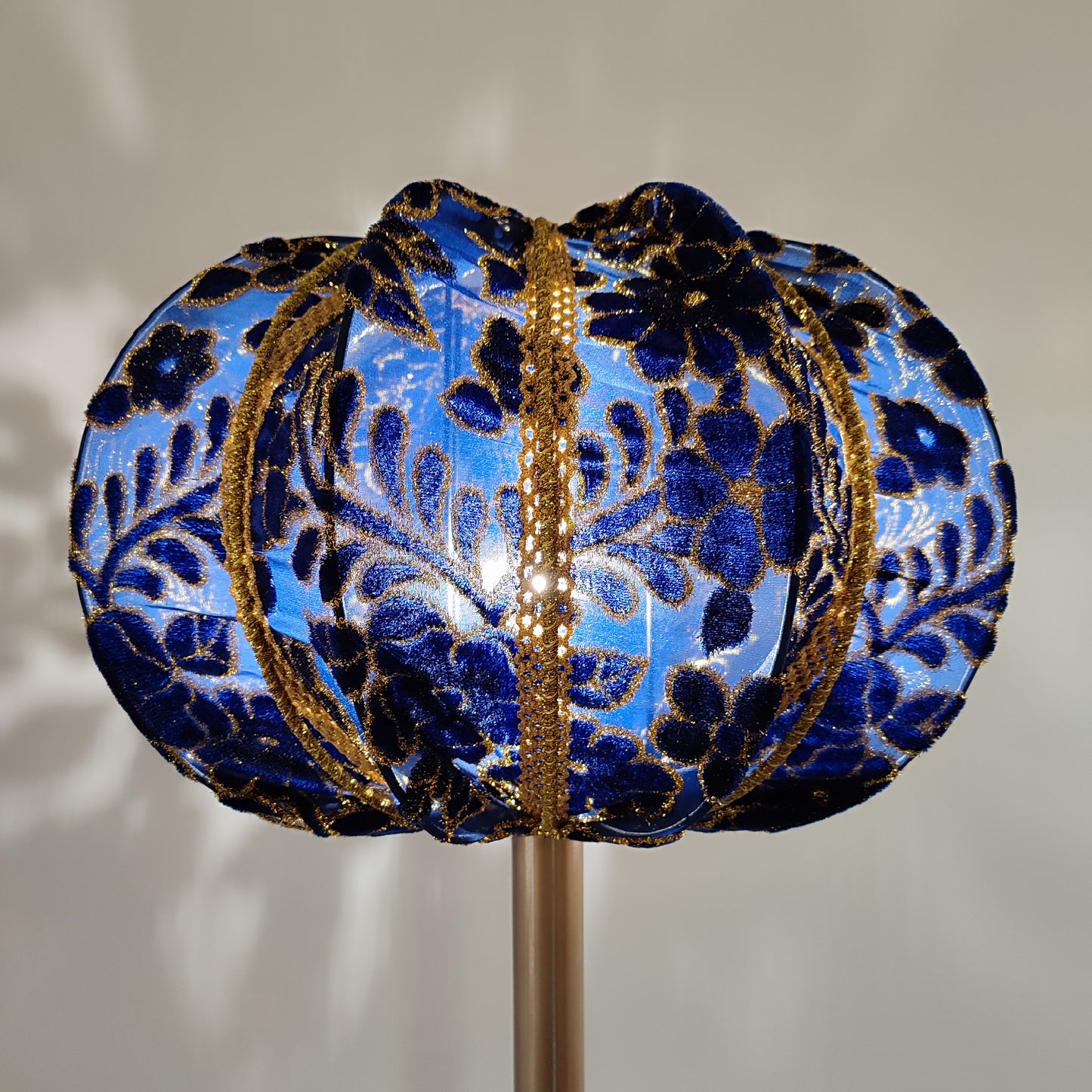 Floor lamp in blue and gold: Intricate velvet pattern, elegant bronze leg. 3203