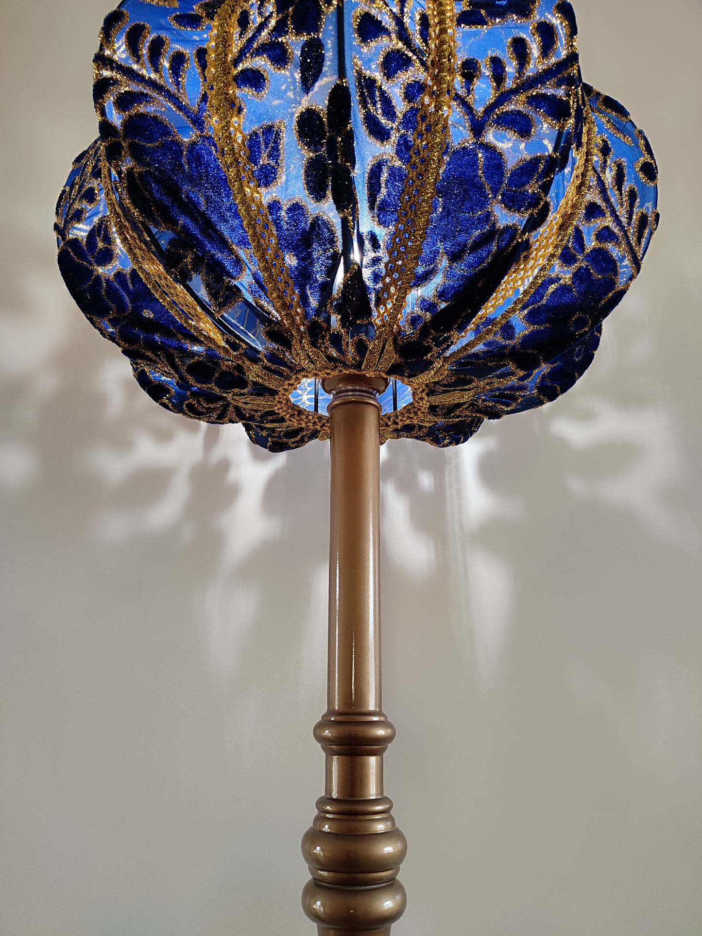Floor lamp in blue and gold: Intricate velvet pattern, elegant bronze leg. 3203
