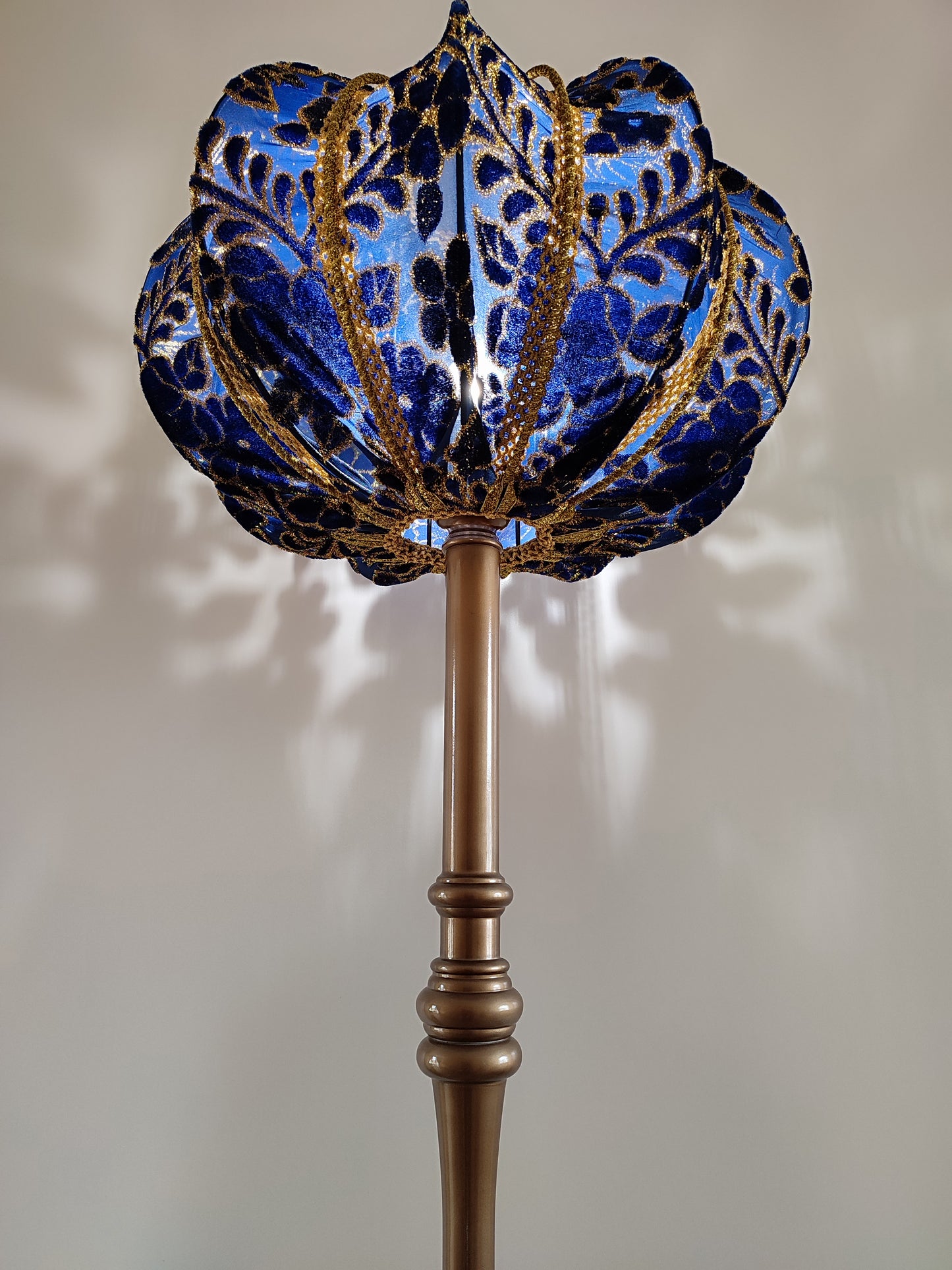Floor lamp in blue and gold: Intricate velvet pattern, elegant bronze leg. 3203