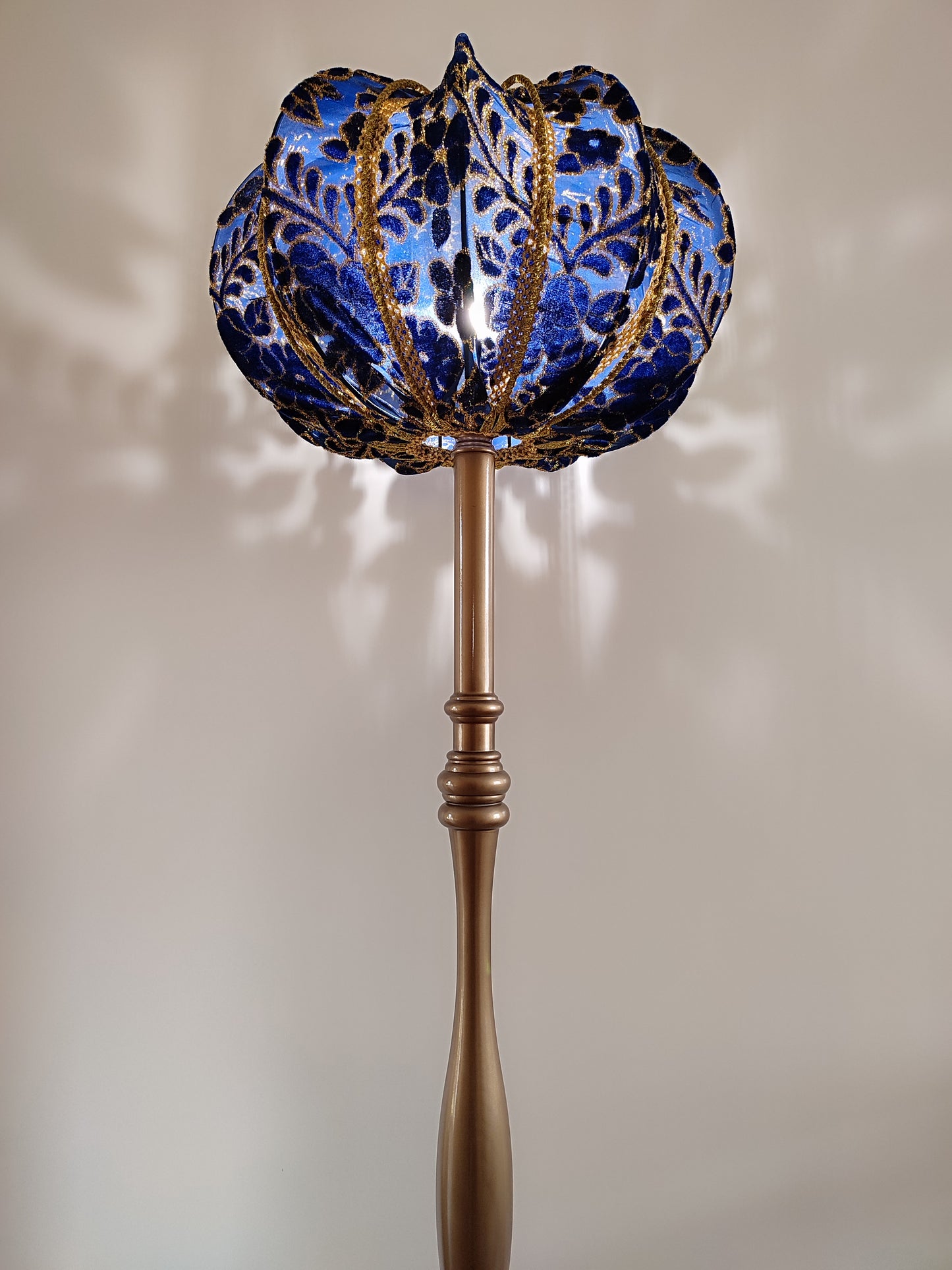 Floor lamp in blue and gold: Intricate velvet pattern, elegant bronze leg. 3203