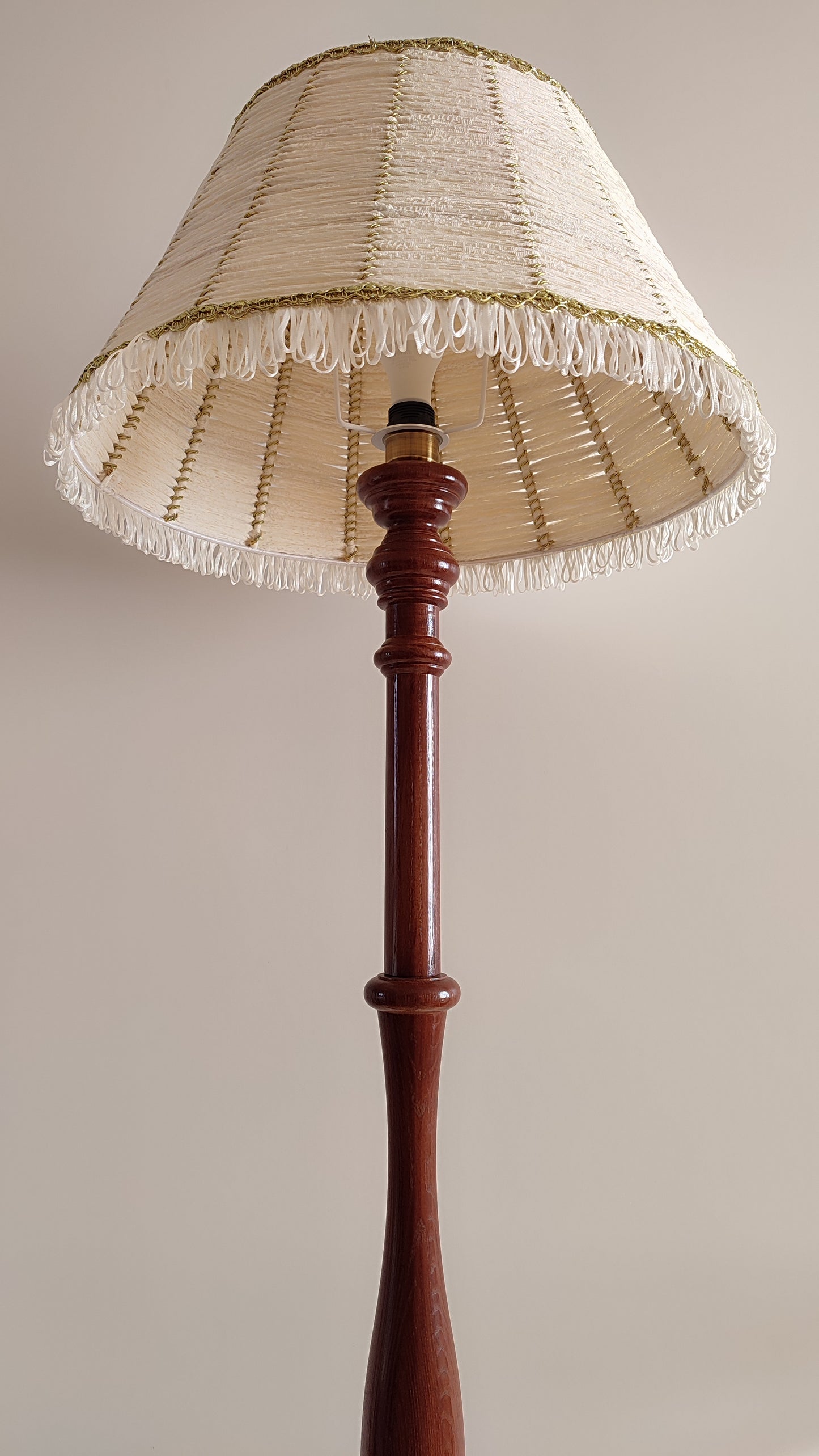 Floor lamp Victorian floor lamp with fabric shade in white and gold color. 0901