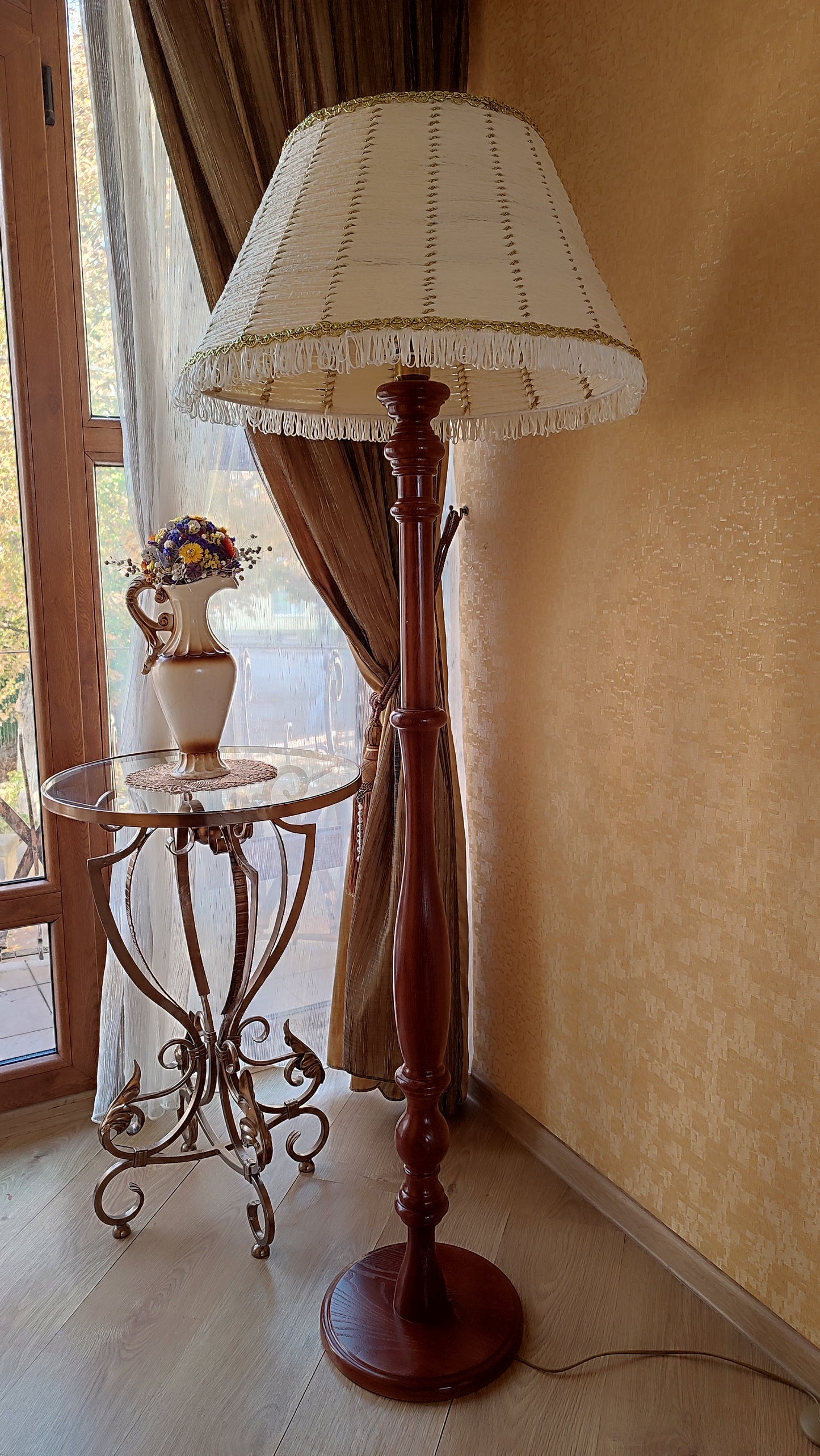 Floor lamp Victorian floor lamp with fabric shade in white and gold color. 0901