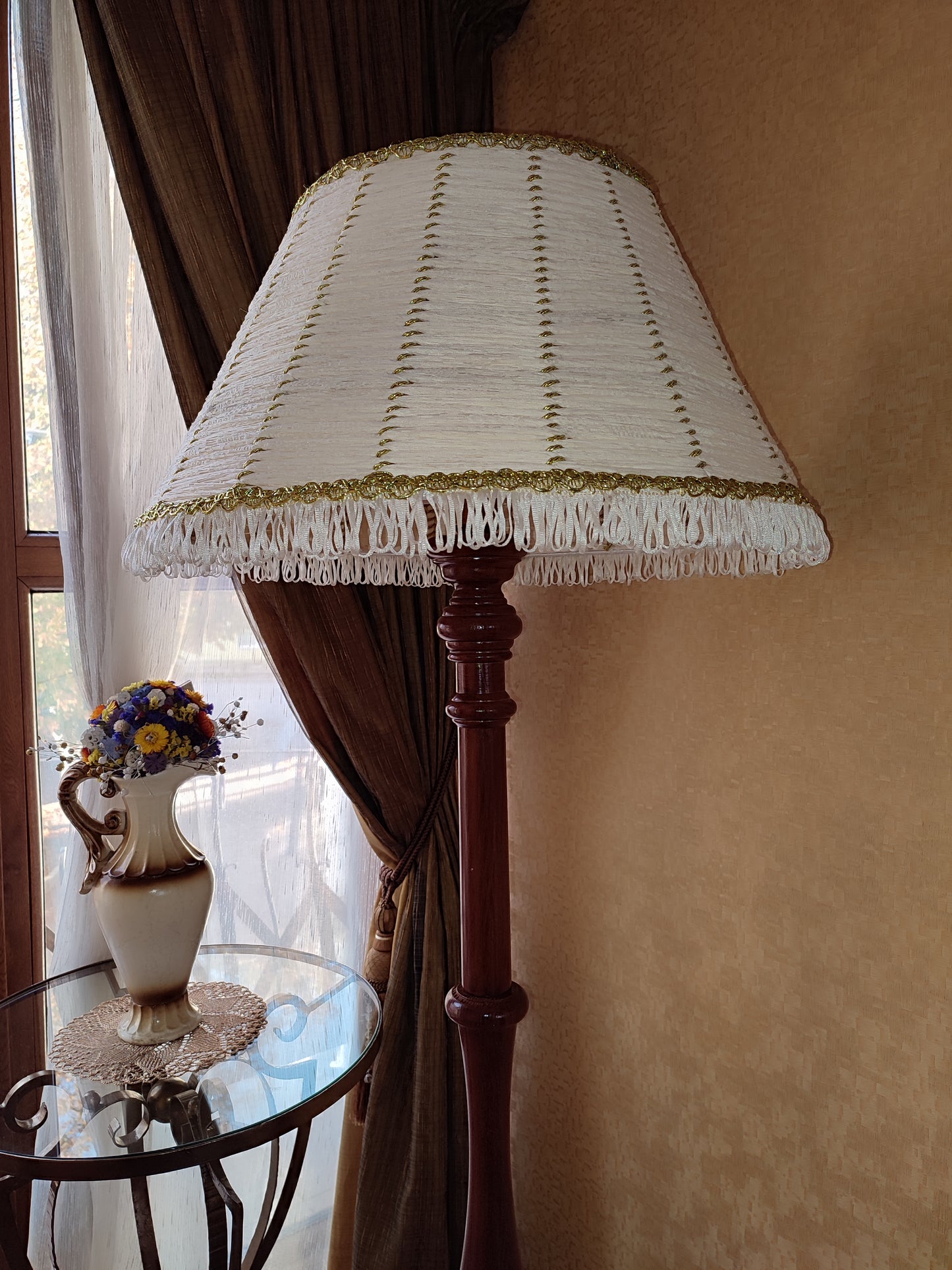 Floor lamp Victorian floor lamp with fabric shade in white and gold color. 0901