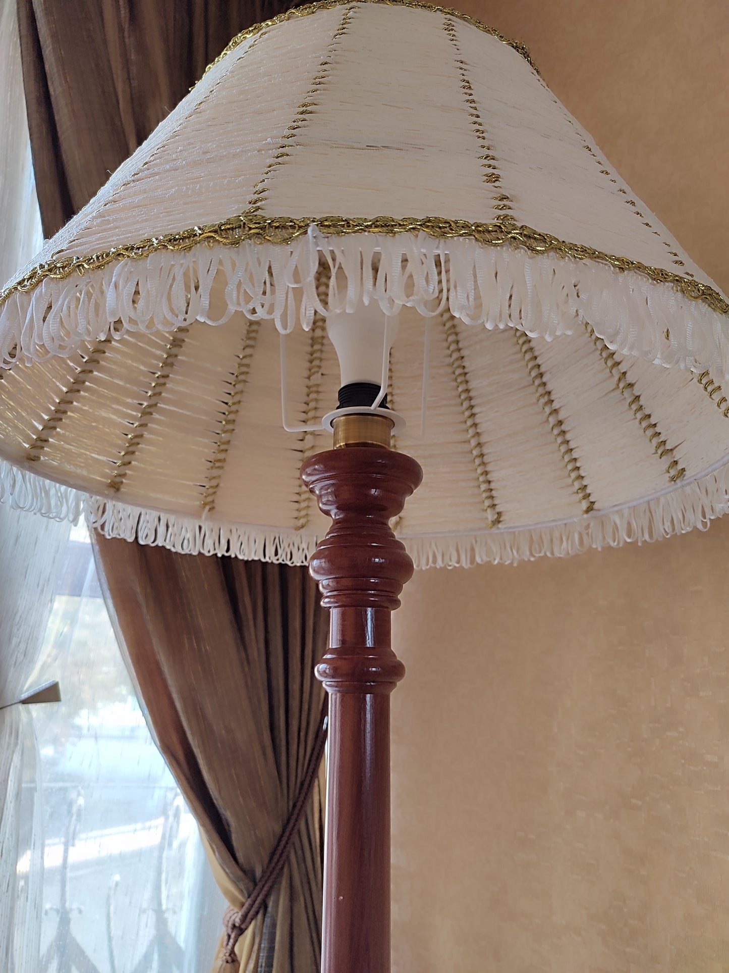 Floor lamp Victorian floor lamp with fabric shade in white and gold color. 0901