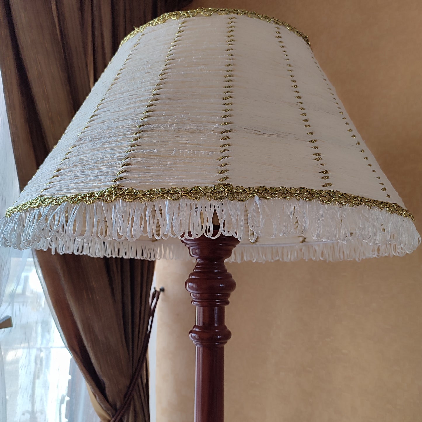 Floor lamp Victorian floor lamp with fabric shade in white and gold color. 0901