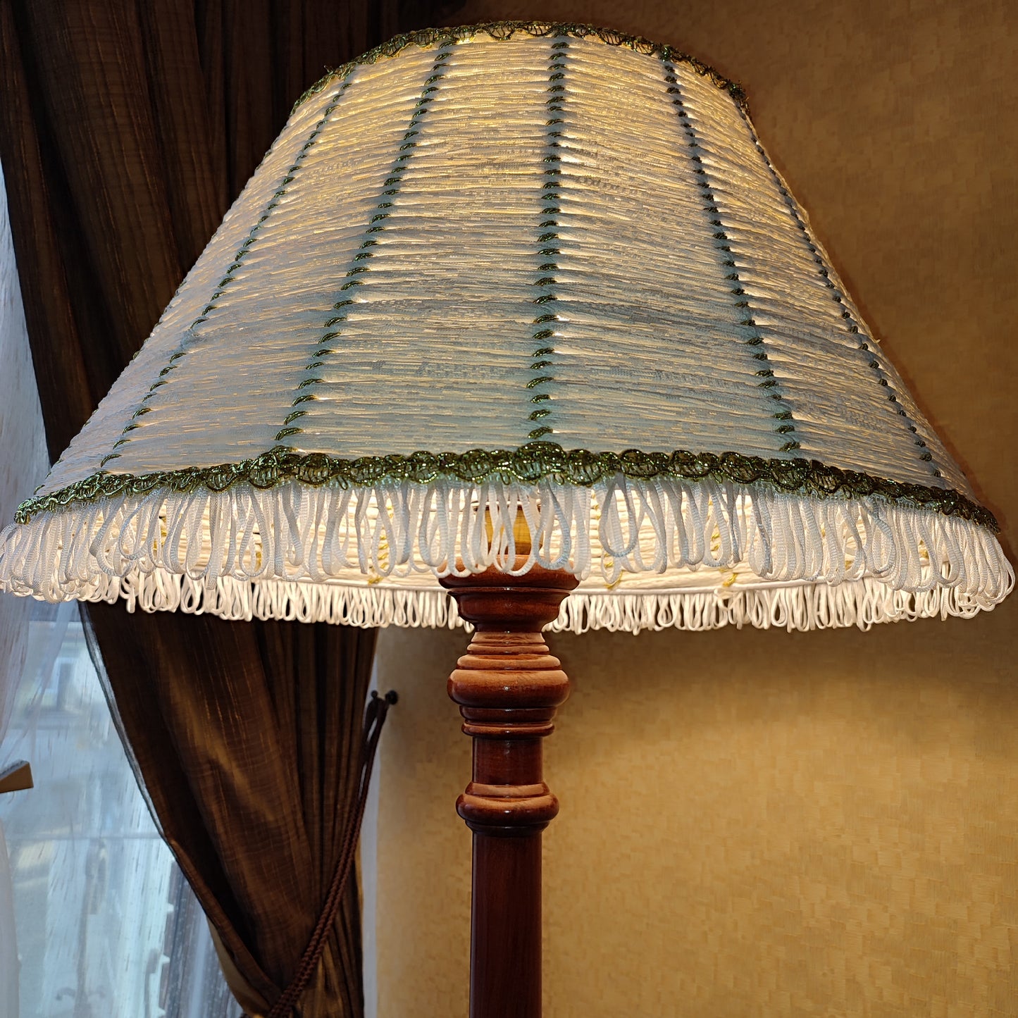 Floor lamp Victorian floor lamp with fabric shade in white and gold color. 0901