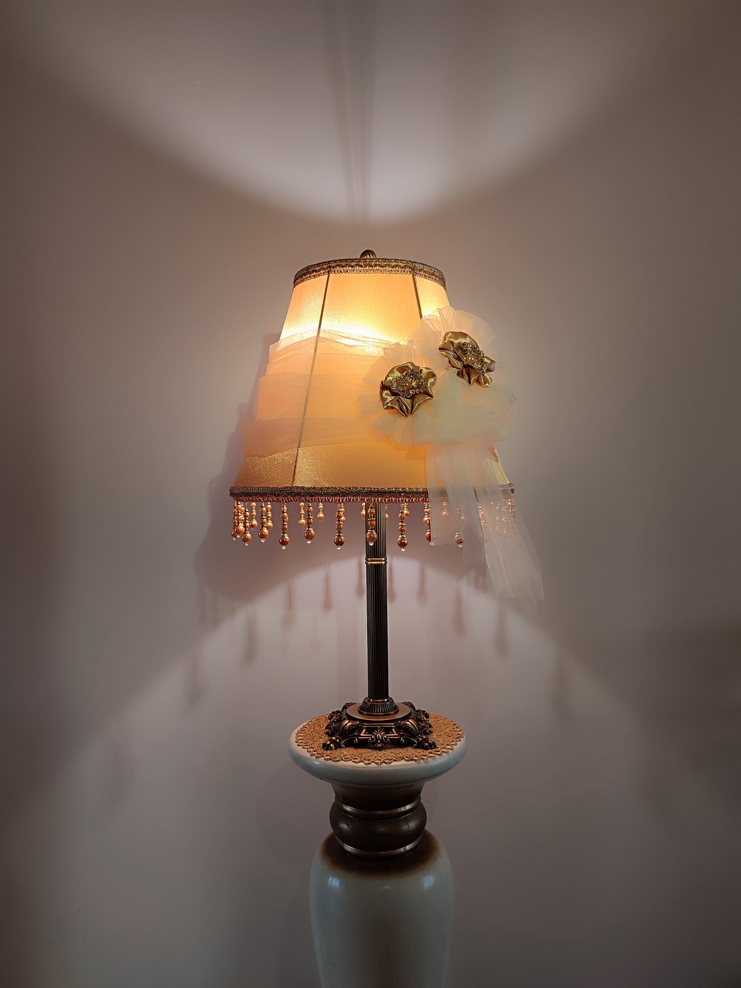 Table lamp, art deco lamp, bedside lamp, bronze base with fabric floral golden lampshade. 0506