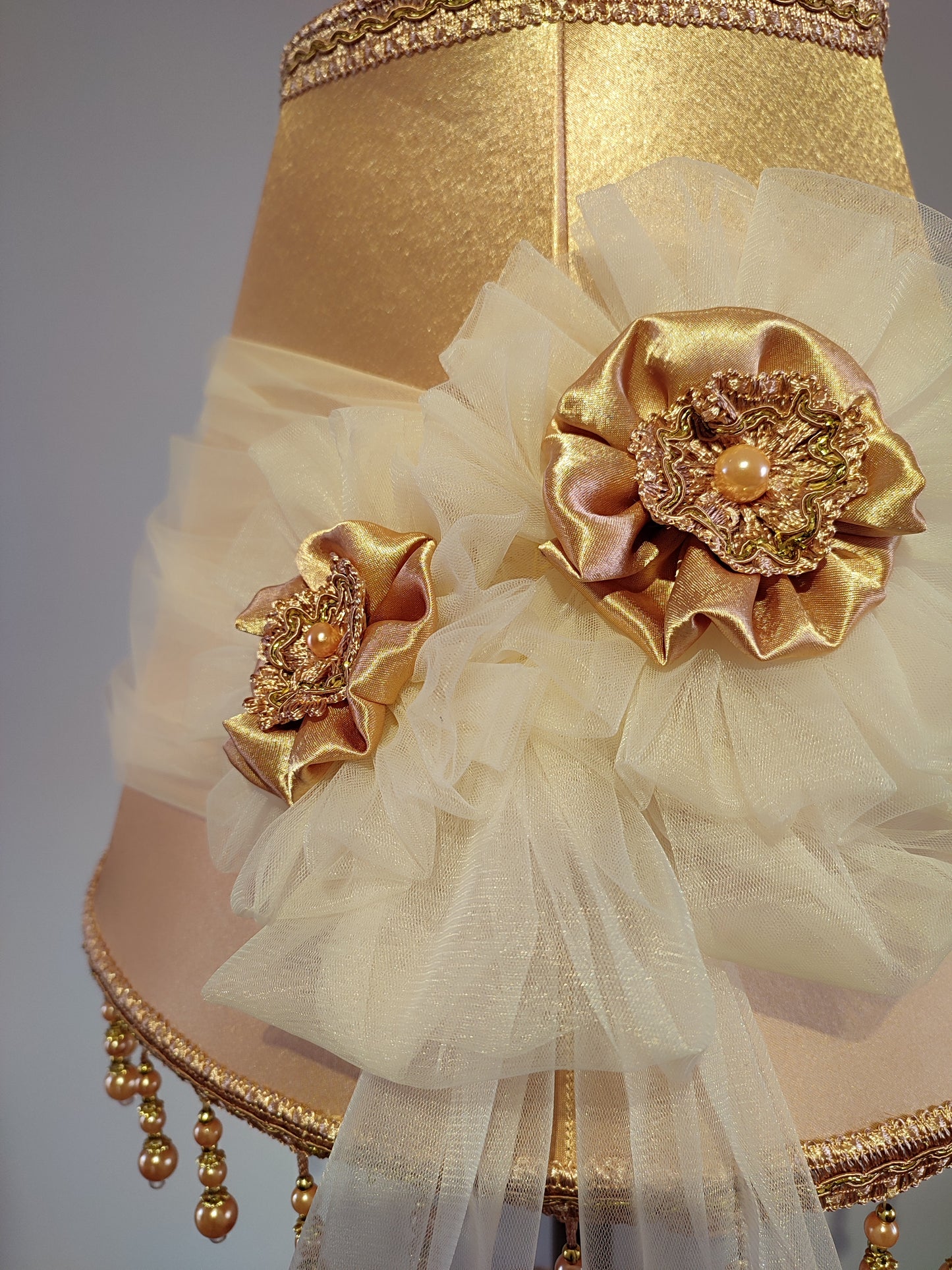Table lamp, art deco lamp, bedside lamp, bronze base with fabric floral golden lampshade. 0506