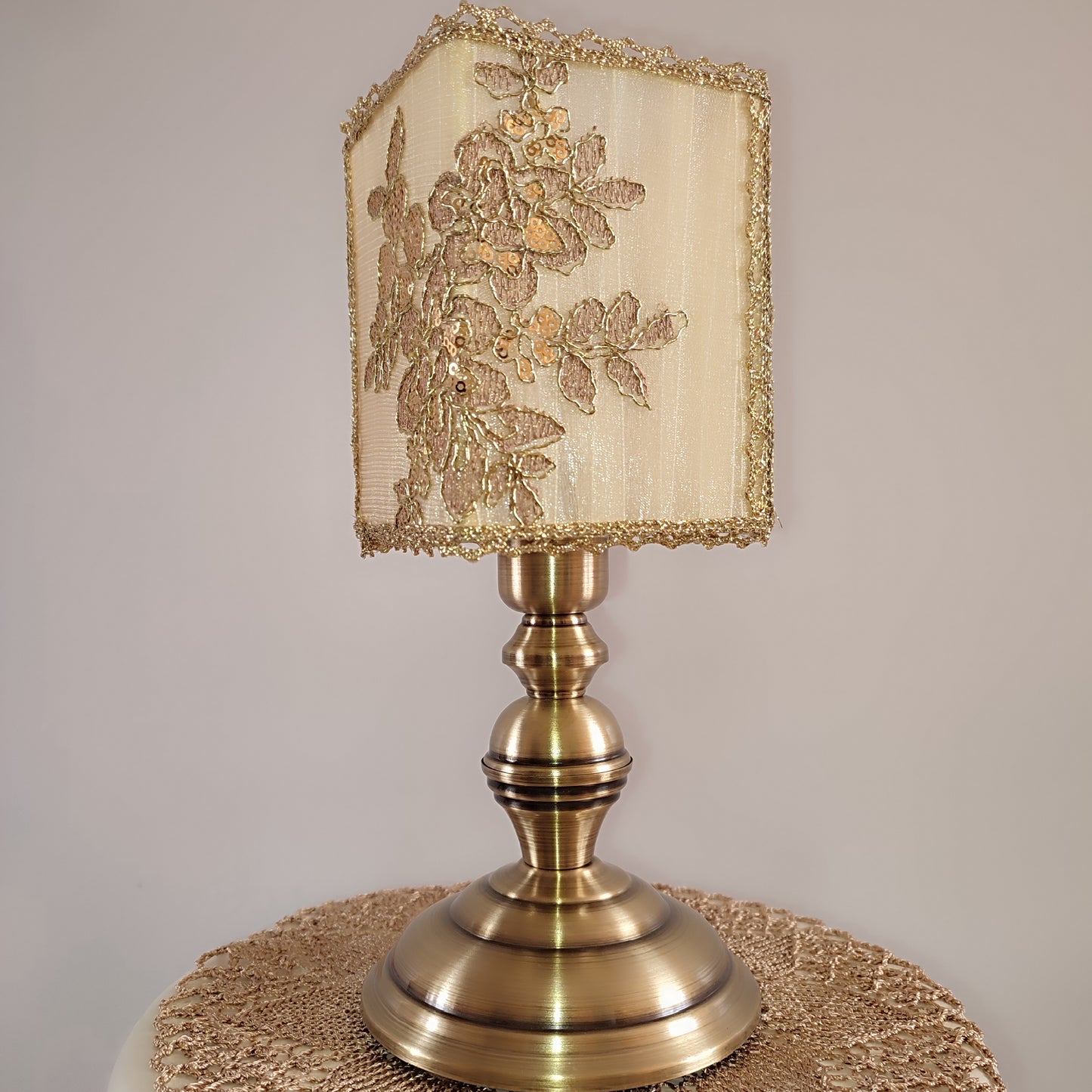 Table lamp, art deco lamp, golden lamp, bedside table lamp. 8404