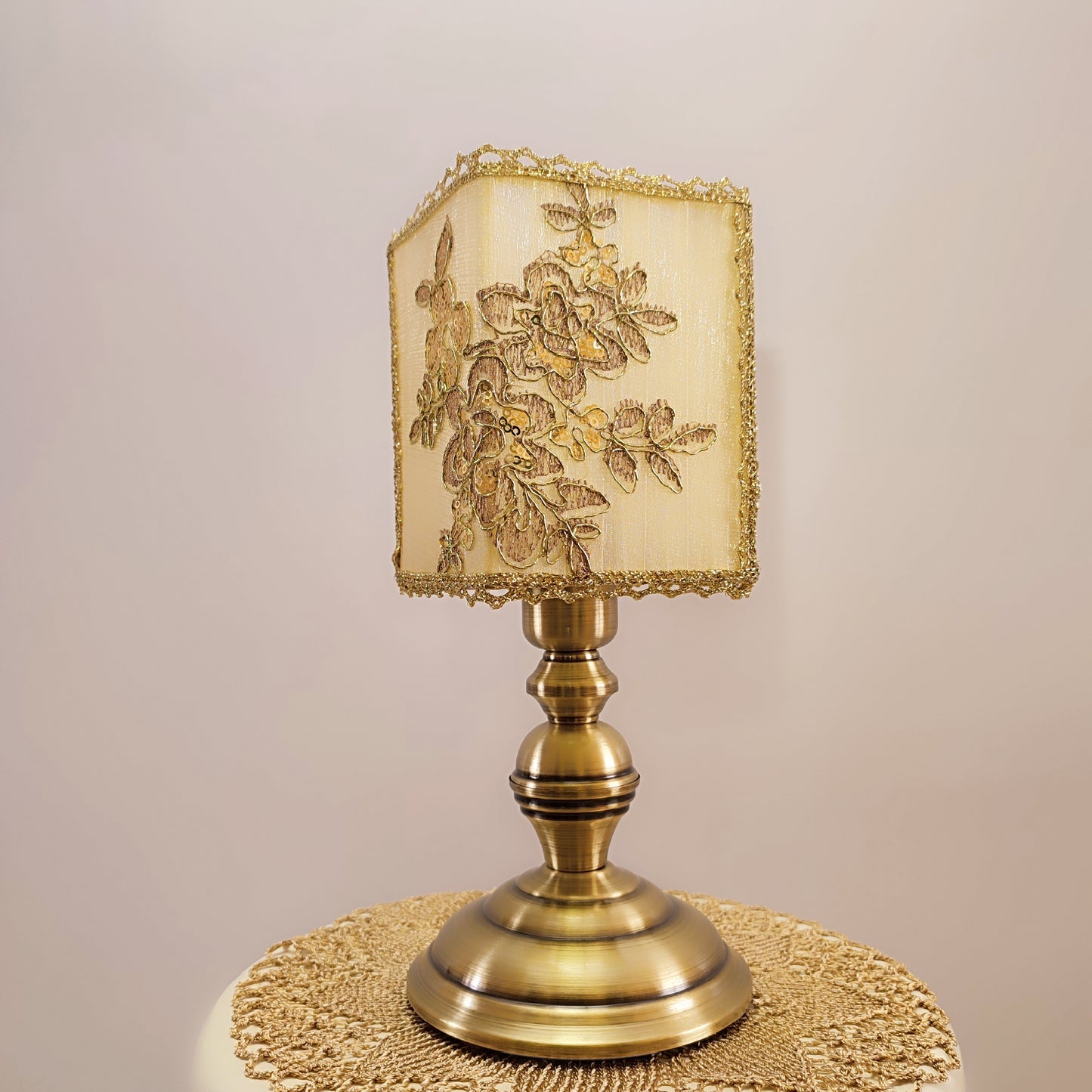 Table lamp, art deco lamp, golden lamp, bedside table lamp. 8404