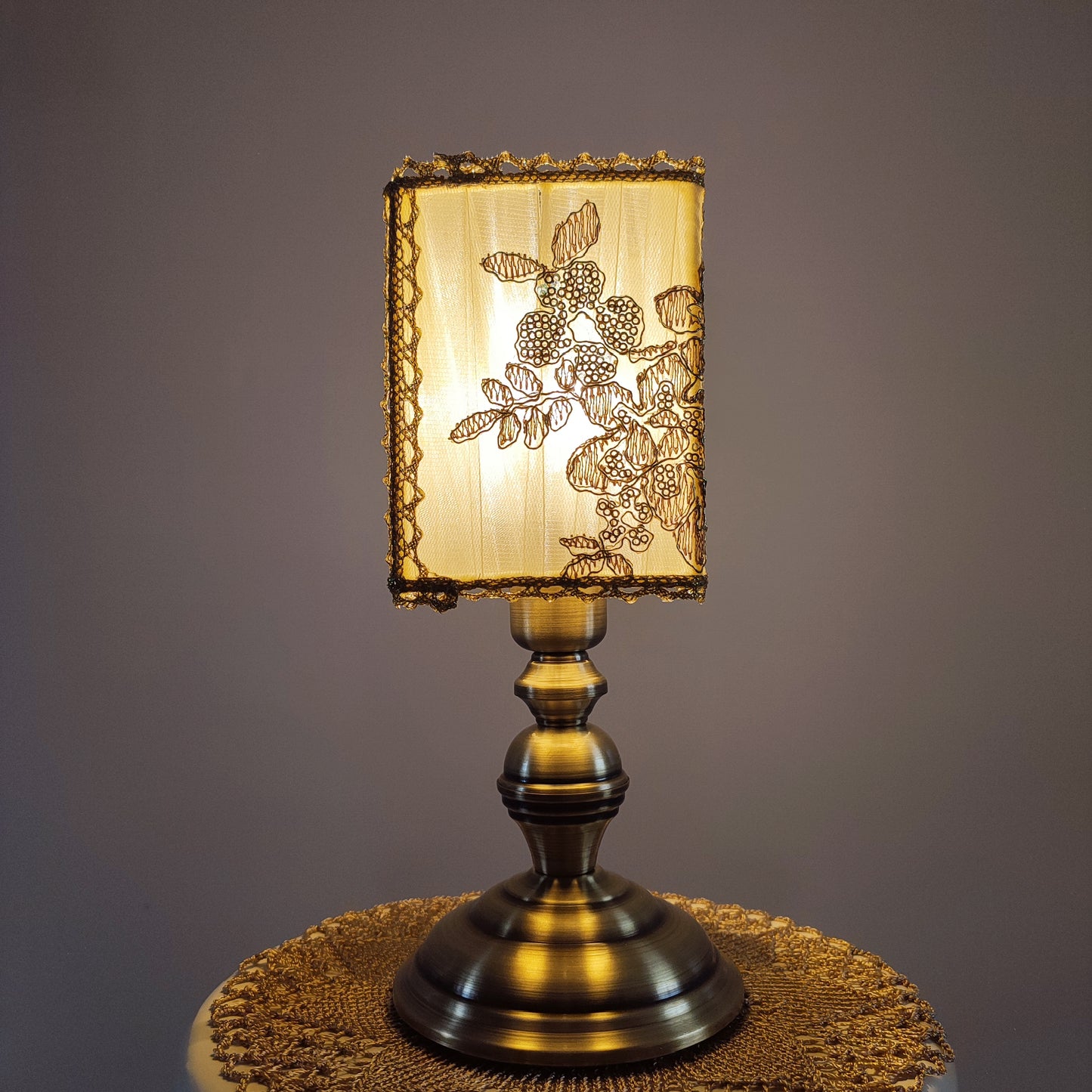 Table lamp, art deco lamp, golden lamp, bedside table lamp. 8404