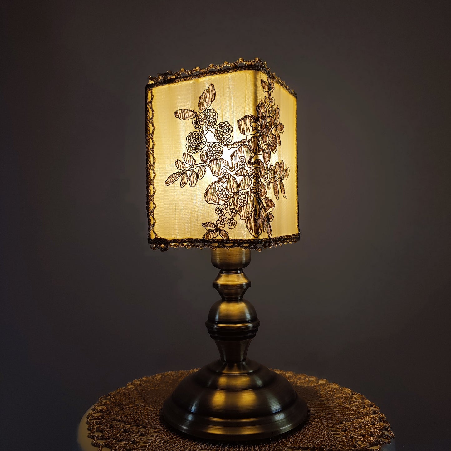 Table lamp, art deco lamp, golden lamp, bedside table lamp. 8404