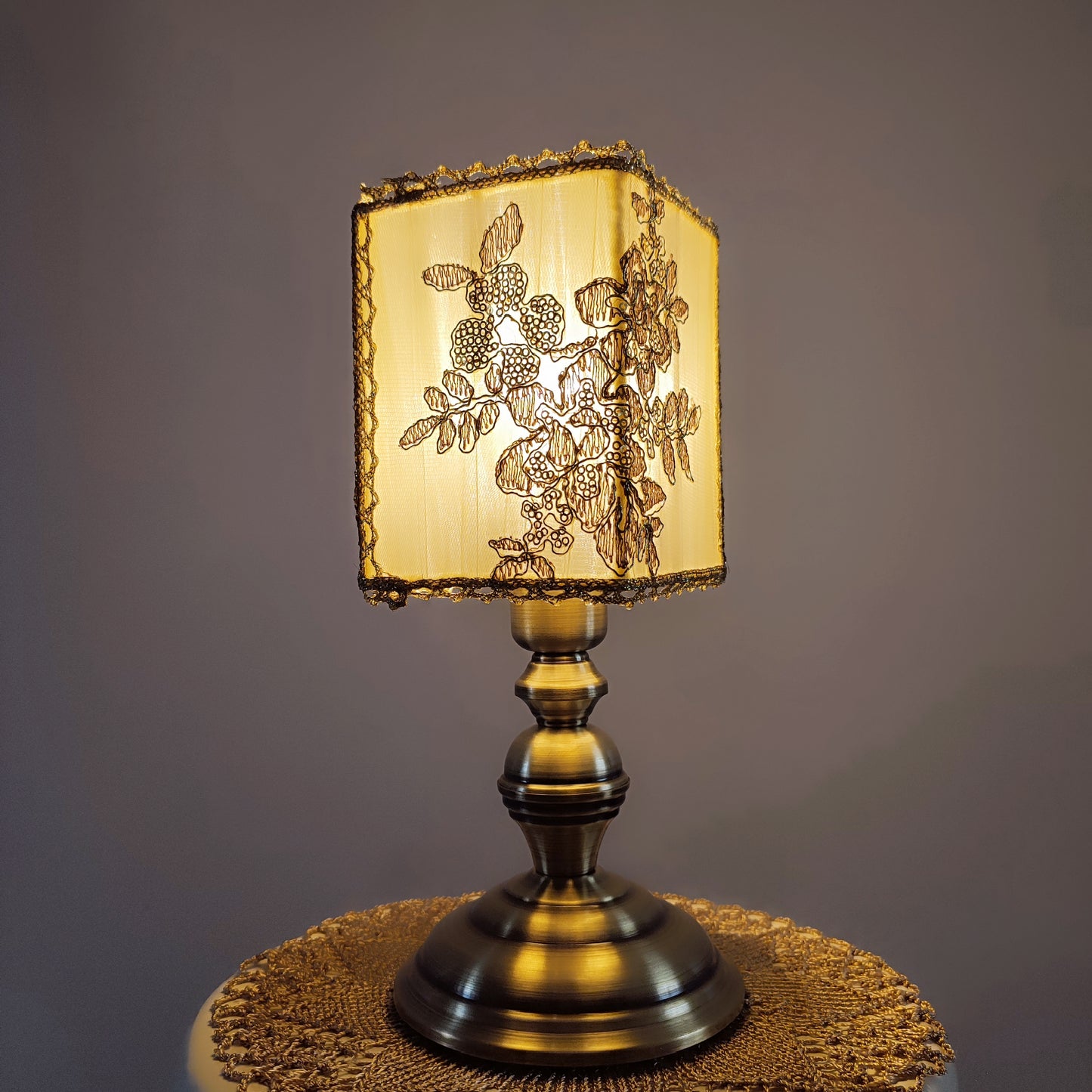 Table lamp, art deco lamp, golden lamp, bedside table lamp. 8404