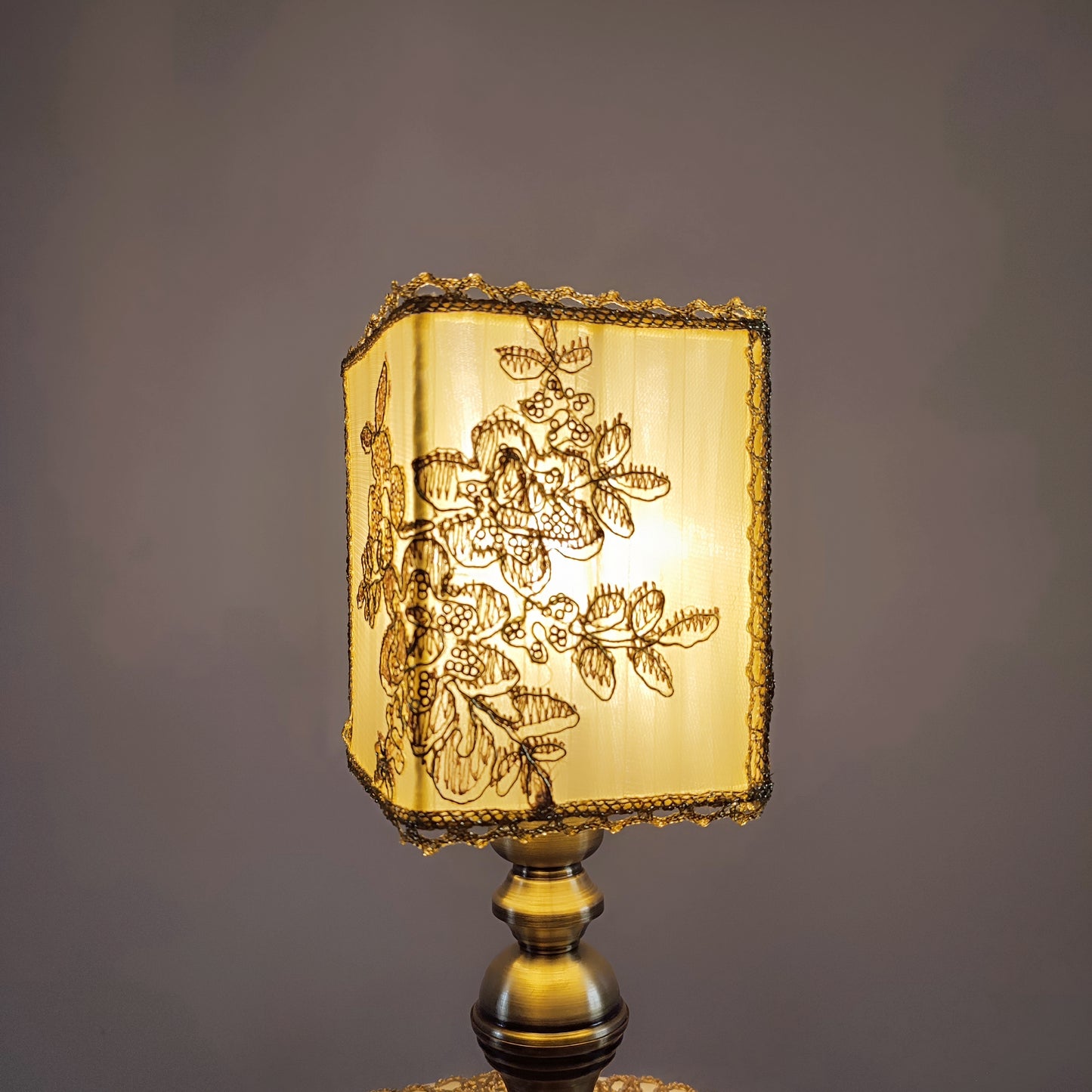 Table lamp, art deco lamp, golden lamp, bedside table lamp. 8404