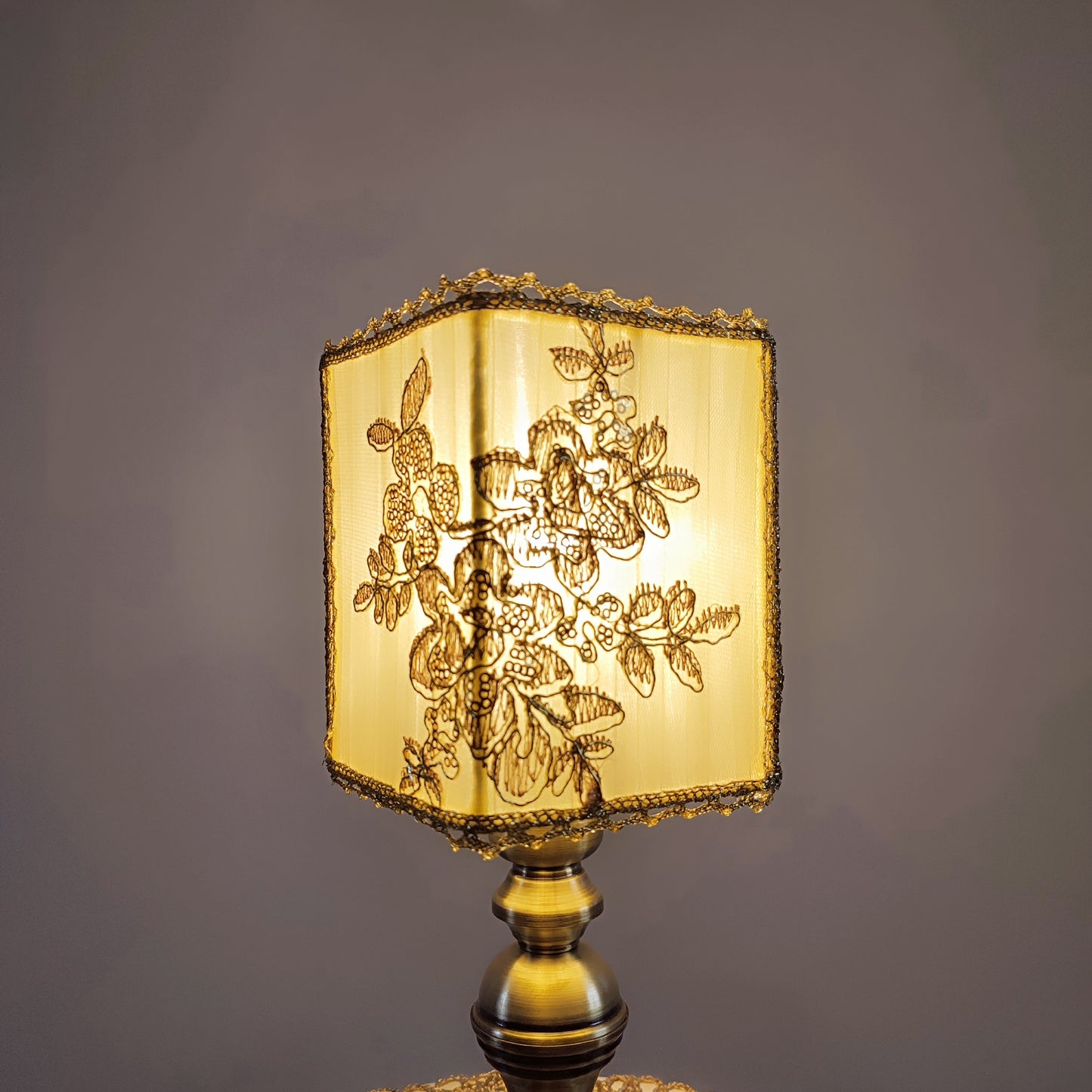 Table lamp, art deco lamp, golden lamp, bedside table lamp. 8404