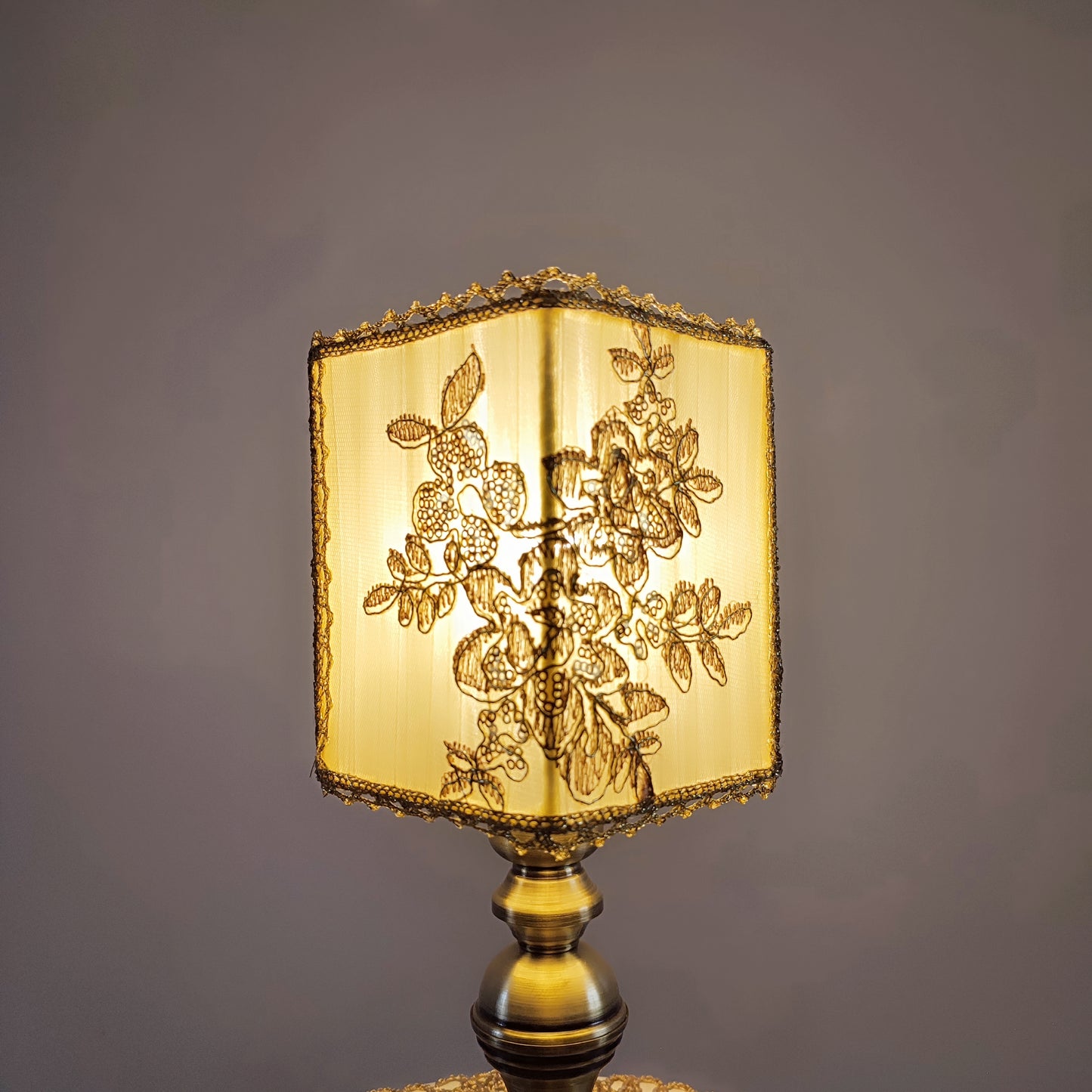 Table lamp, art deco lamp, golden lamp, bedside table lamp. 8404