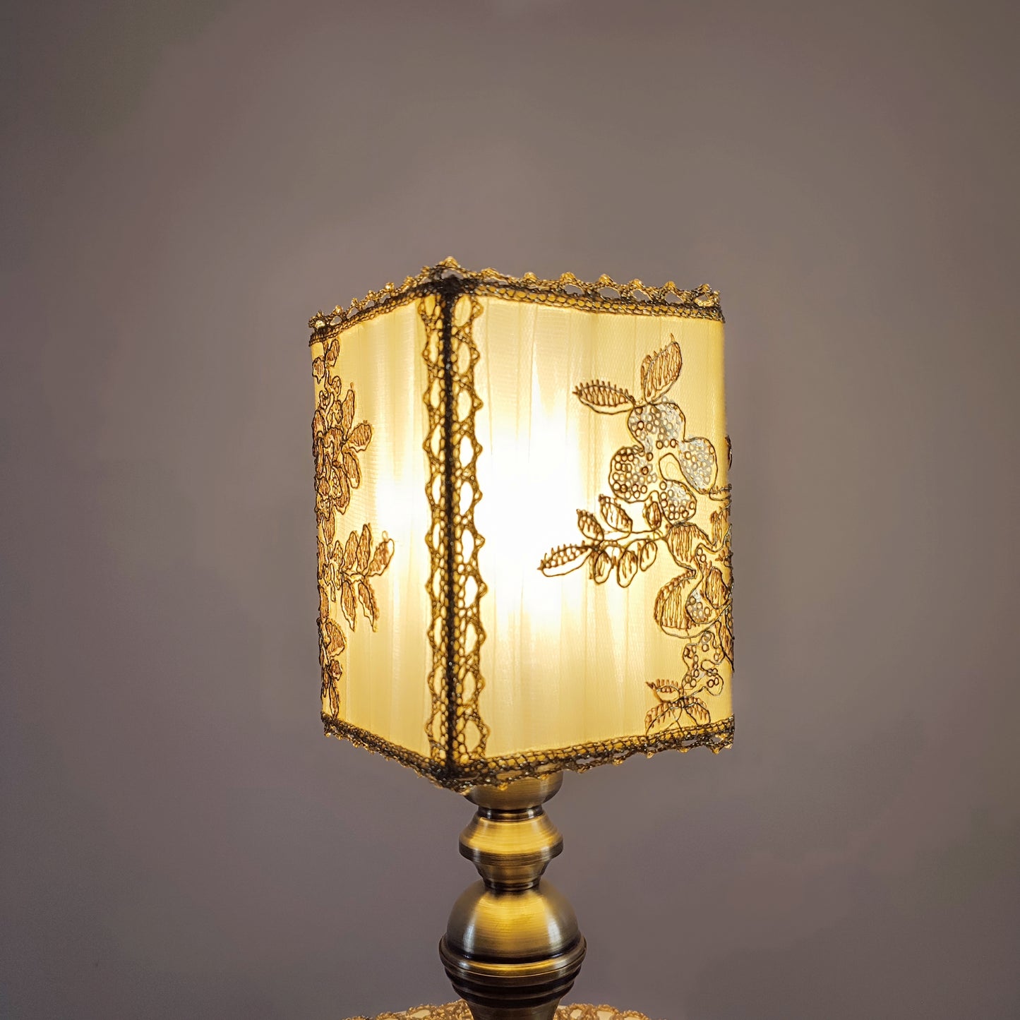 Table lamp, art deco lamp, golden lamp, bedside table lamp. 8404