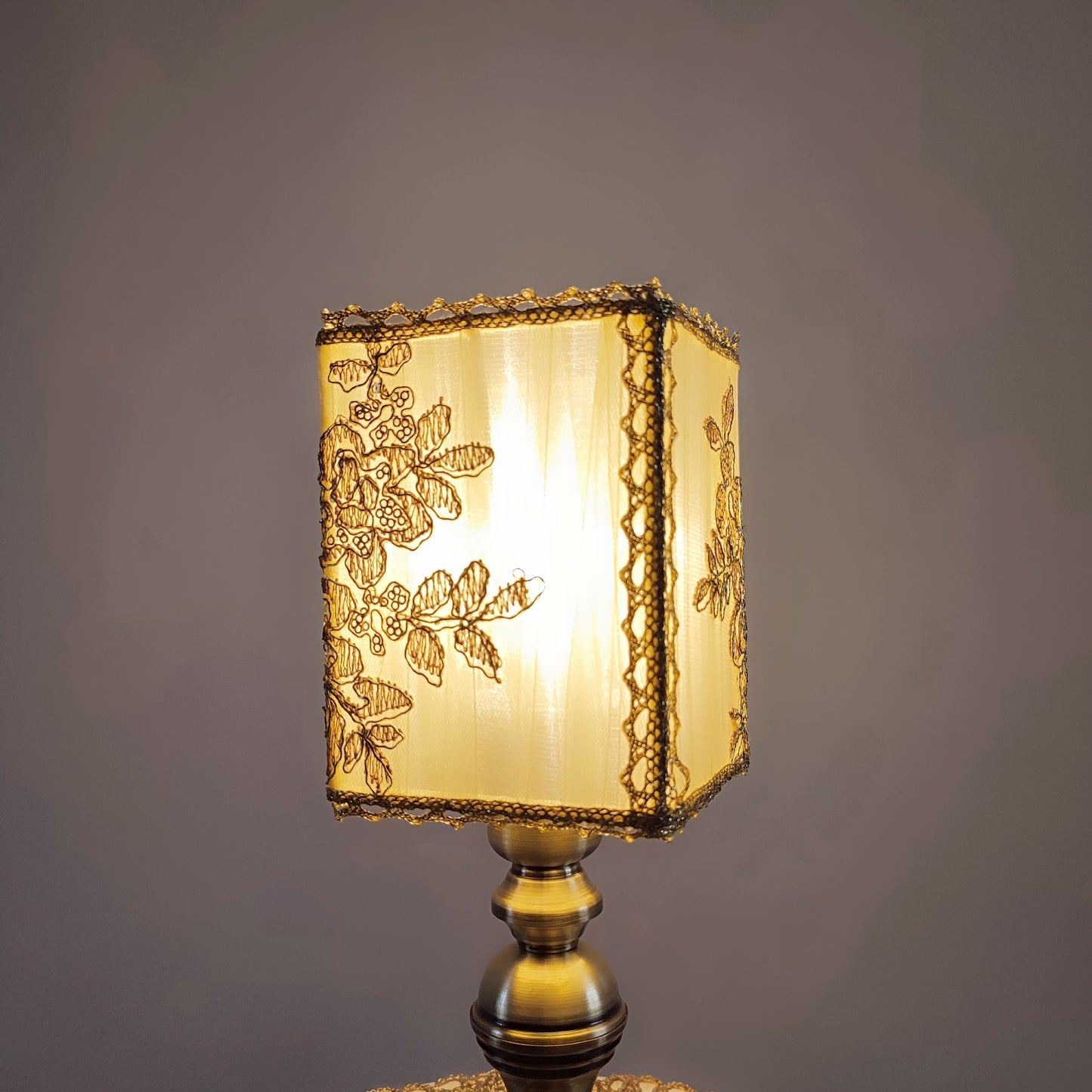 Table lamp, art deco lamp, golden lamp, bedside table lamp. 8404