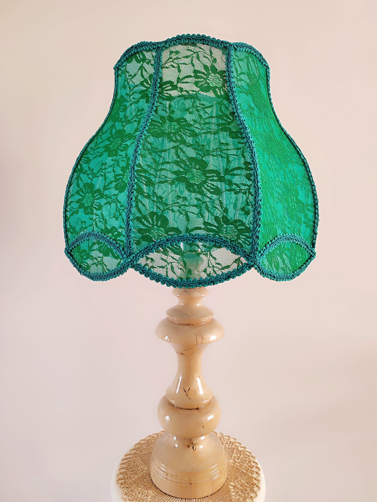 Table lamp, green lamp, art deco lamp, translucent guipure lampshade with wooden base. 5004
