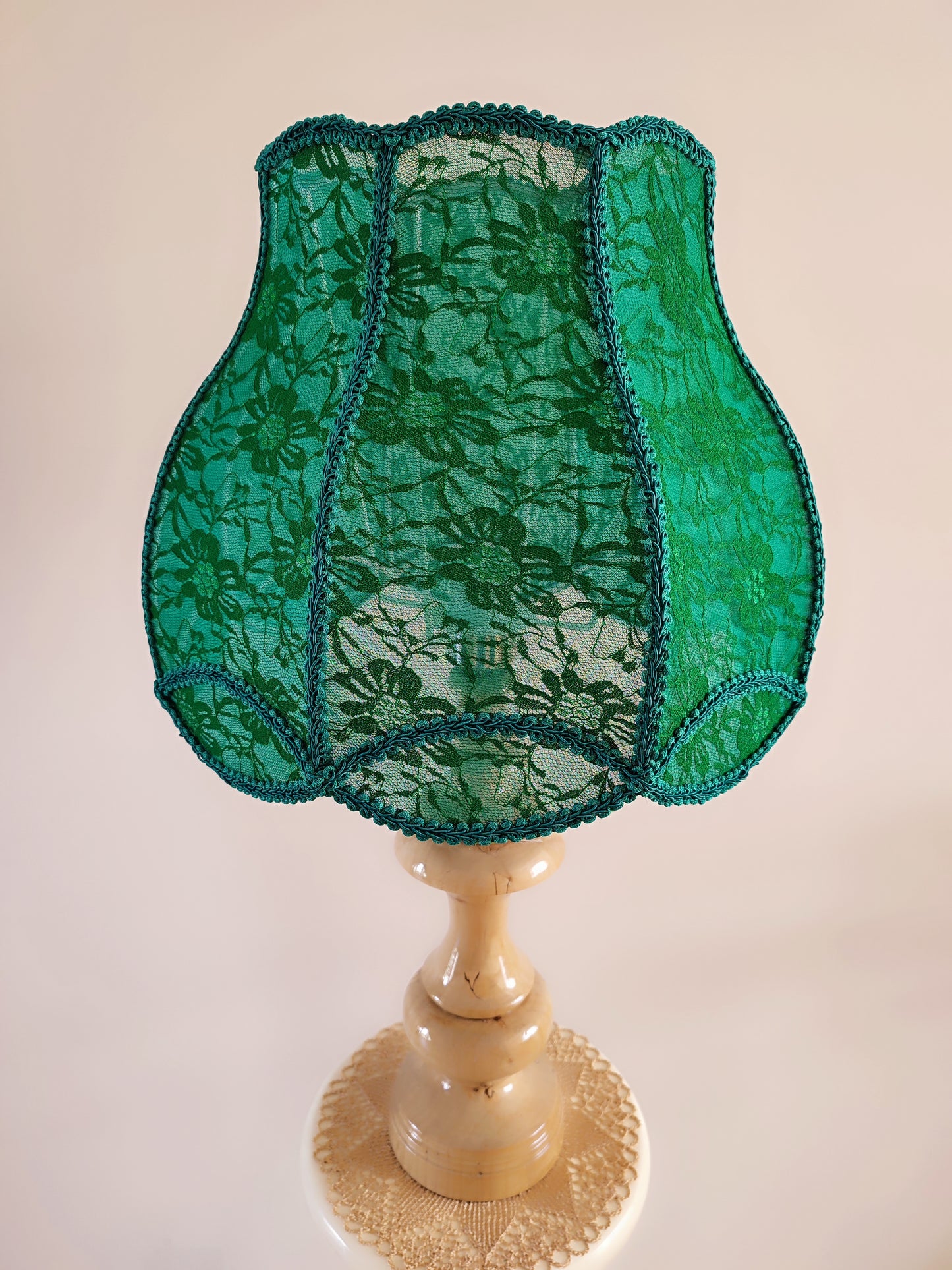 Table lamp, green lamp, art deco lamp, translucent guipure lampshade with wooden base. 5004