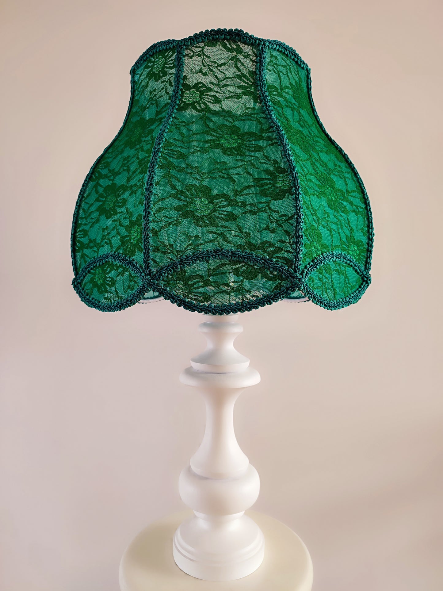 Table lamp, green lamp, art deco lamp, translucent guipure lampshade with wooden base. 5004